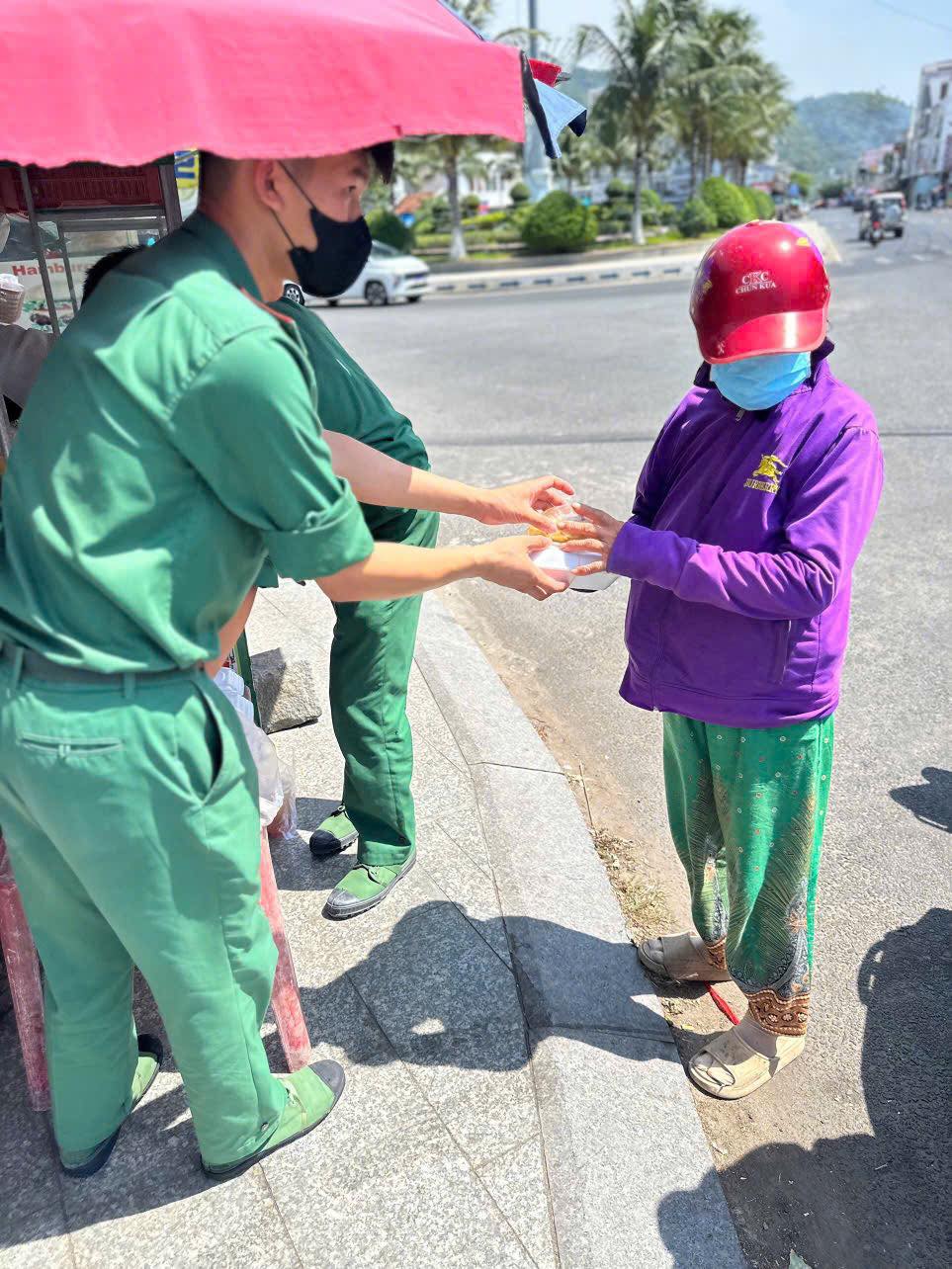 Bếp ăn 0 đồng - Nơi lan tỏa yêu thương trên khu vực biên giới biển