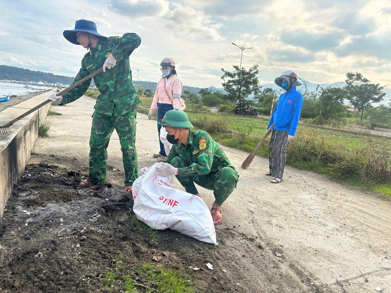 Tổ chức ra quân tổng dọn vệ sinh môi trường chào mừng kỷ niệm 80 năm Cách mạng tháng Tám thành công (19/8/1945 - 19/8/2025) và Quốc khánh nước Cộng hòa xã hội chủ nghĩa Việt Nam (02/9/1945 - 02/9/2025)