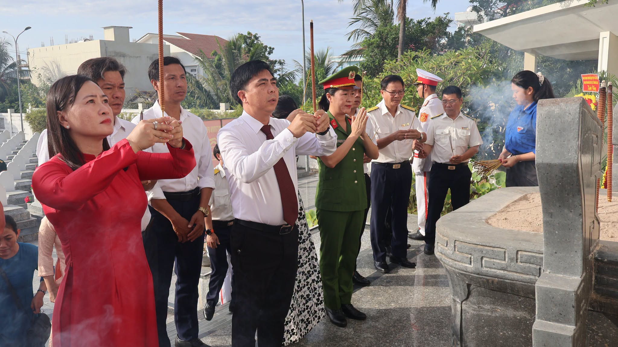 Sông Cầu: Tổ chức lễ viếng, dâng hương tưởng niệm các anh hùng liệt sĩ tại nghĩa trang liệt sĩ phường