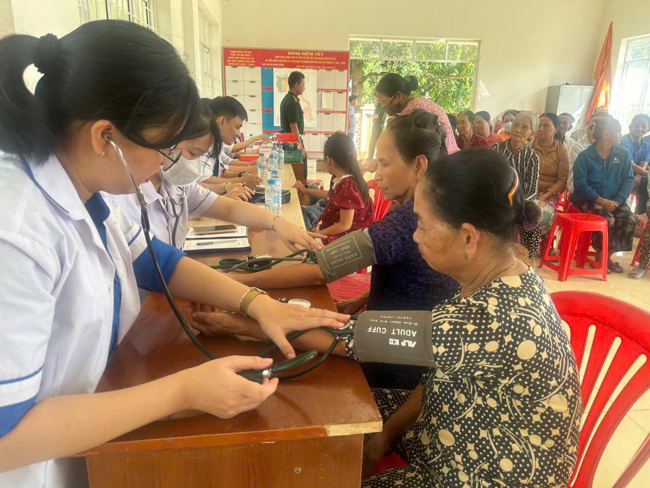 Khám bệnh, cấp thuốc miễn phí cho nhân dân khu vực biên giới biển nhân dịp kỷ niệm 80 Cách mạng tháng tám thành công và Quốc khánh 02/9