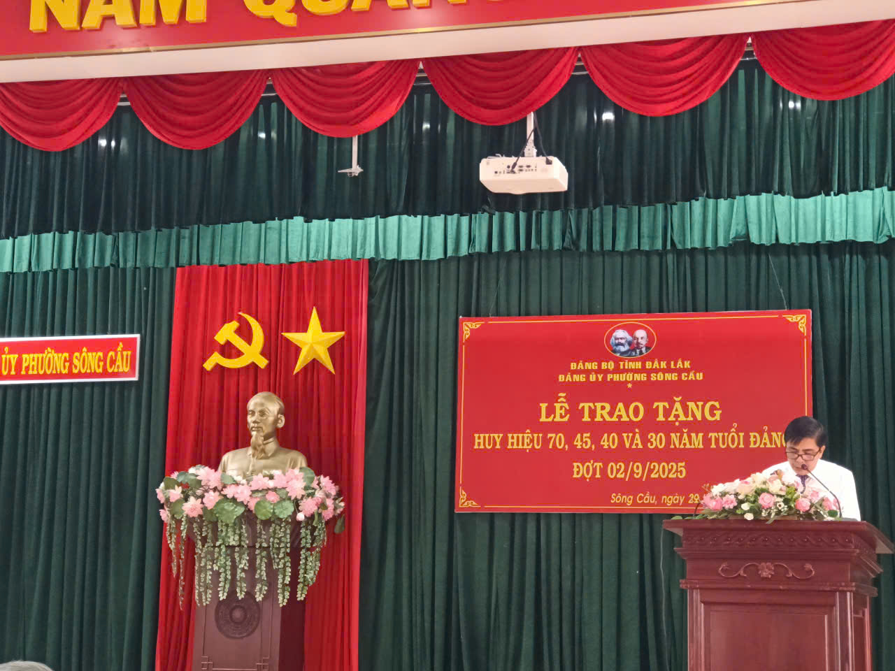 Lễ trao tặng Huy hiệu 70, 45, 40 và 30 năm tuổi Đảng cho 06 đảng viên đợt 02/9/2025