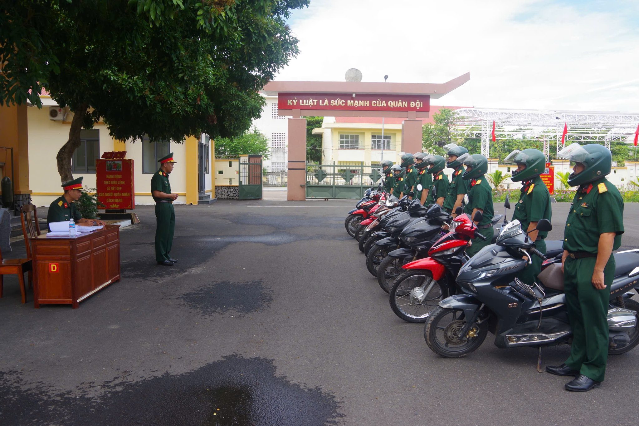 Ban Chỉ huy phòng thủ khu vực 1 - Sông Cầu tiến hành kiểm tra xe máy, phương tiện kỹ thuật cá nhân