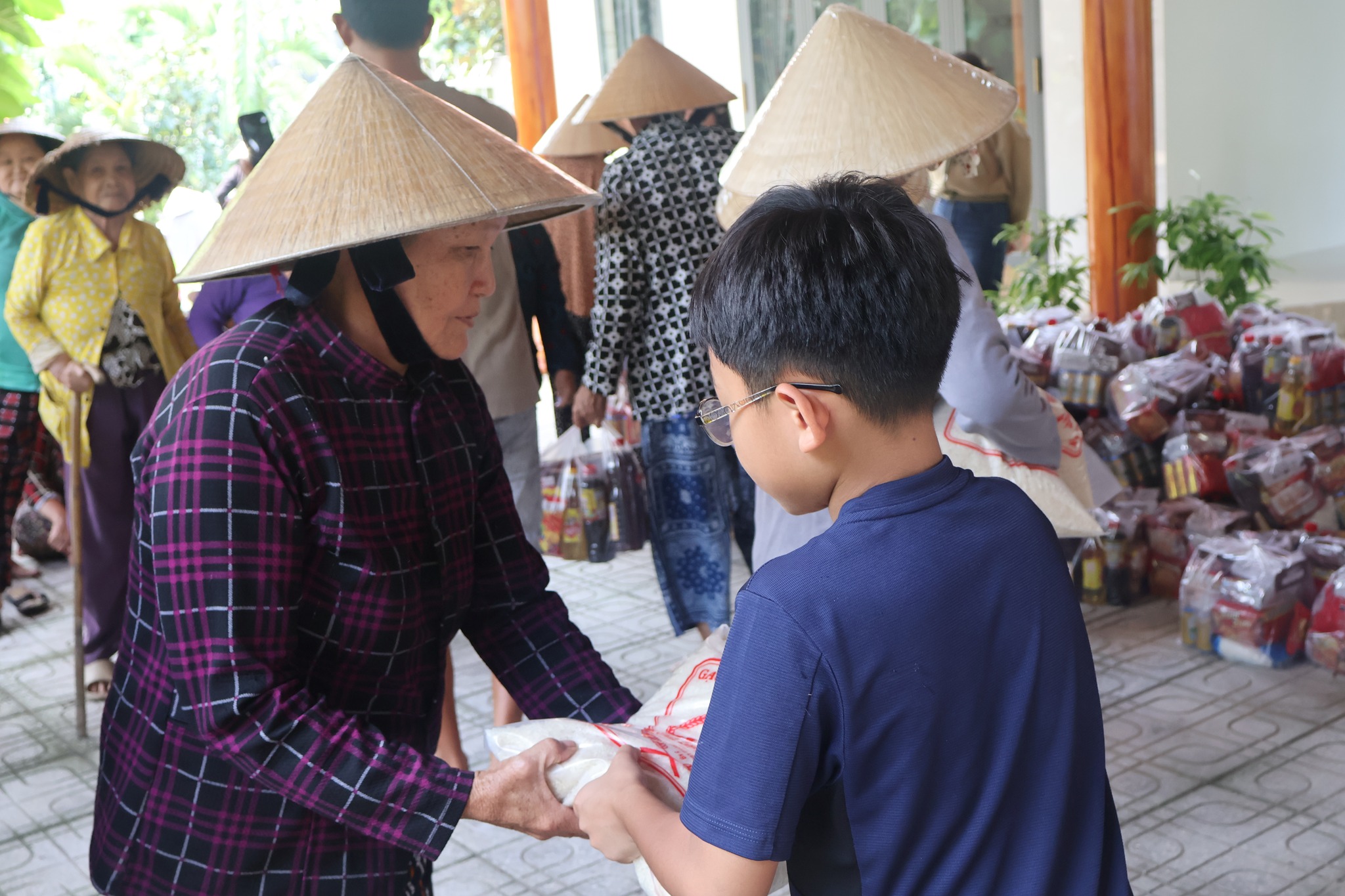 Trao tặng quà nhân dịp kỷ niệm 80 năm Ngày Quốc Khánh 2/9 cho hộ nghèo, gia đình có hoàn cảnh đặc biệt khó khăn trên địa bàn phường Sông Cầu