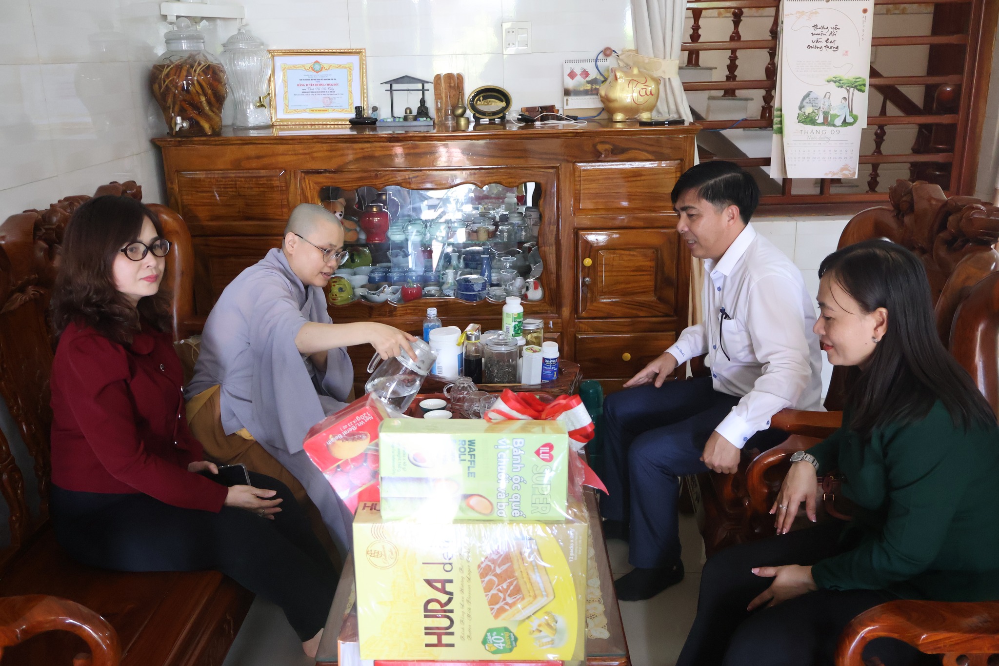 Lãnh đạo phường Sông Cầu thăm tặng quà các cơ sở Phật giáo nhân dịp Lễ Vu Lan báo hiếu năm 2025