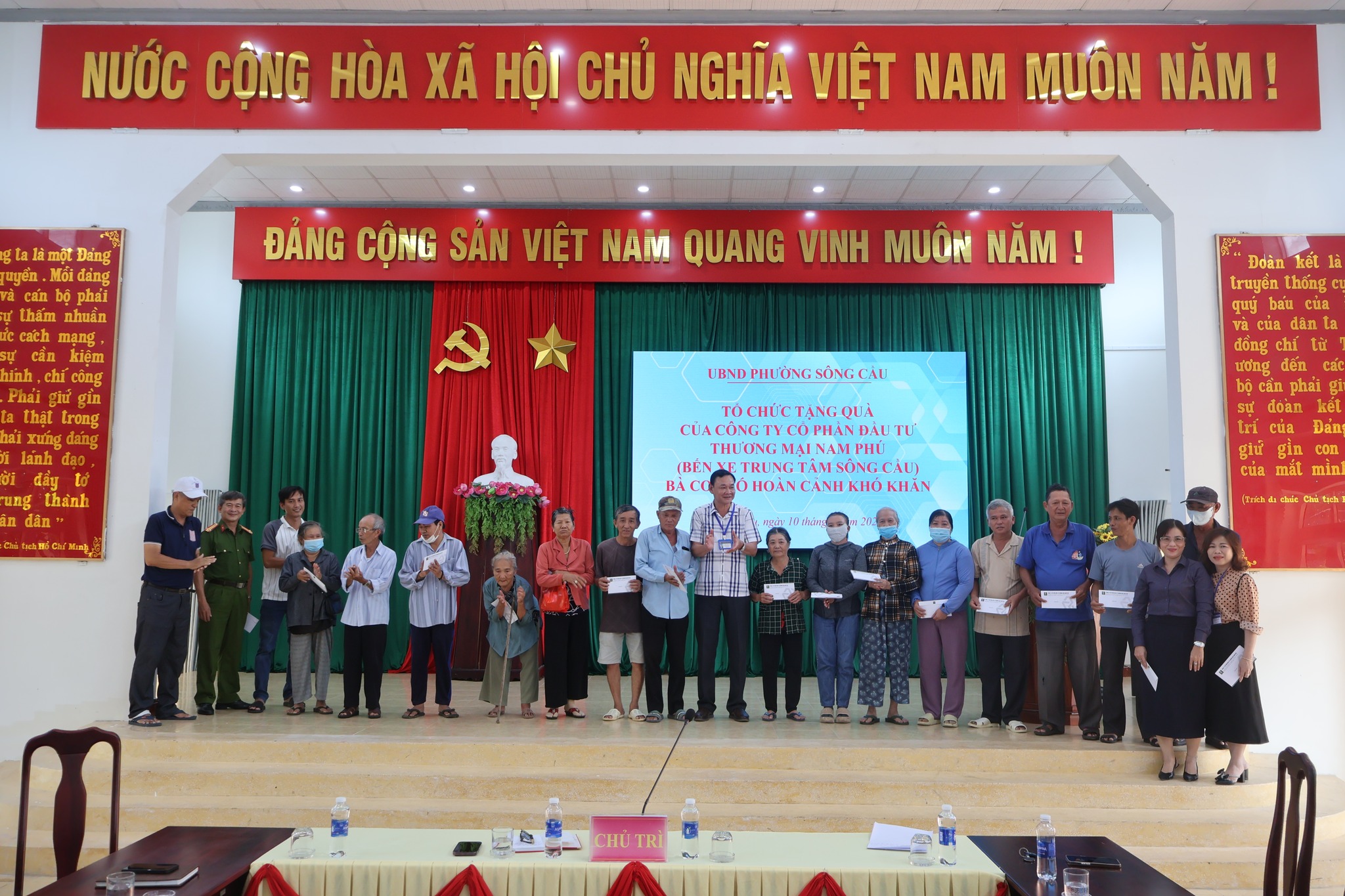 Phường Sông Cầu: Tặng 50 suất quà cho bà con có hoàn cảnh khó khăn