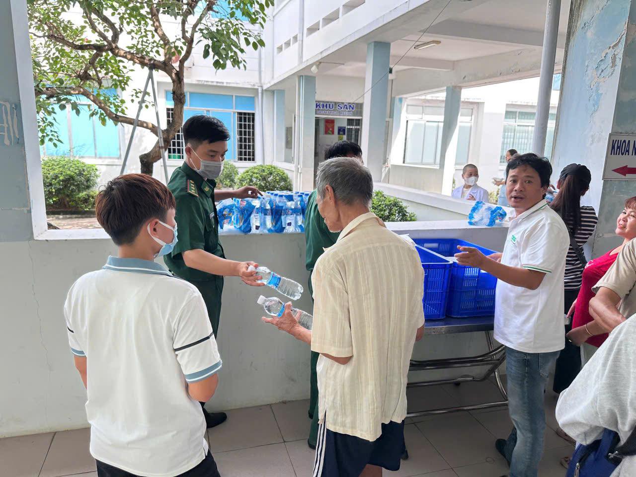 Đồn Biên phòng Xuân Đài: Nấu và phát miễn phí 500 suất ăn cho người neo đơn, lang thang, cơ nhỡ, người lao động có hoàn cảnh khó khăn