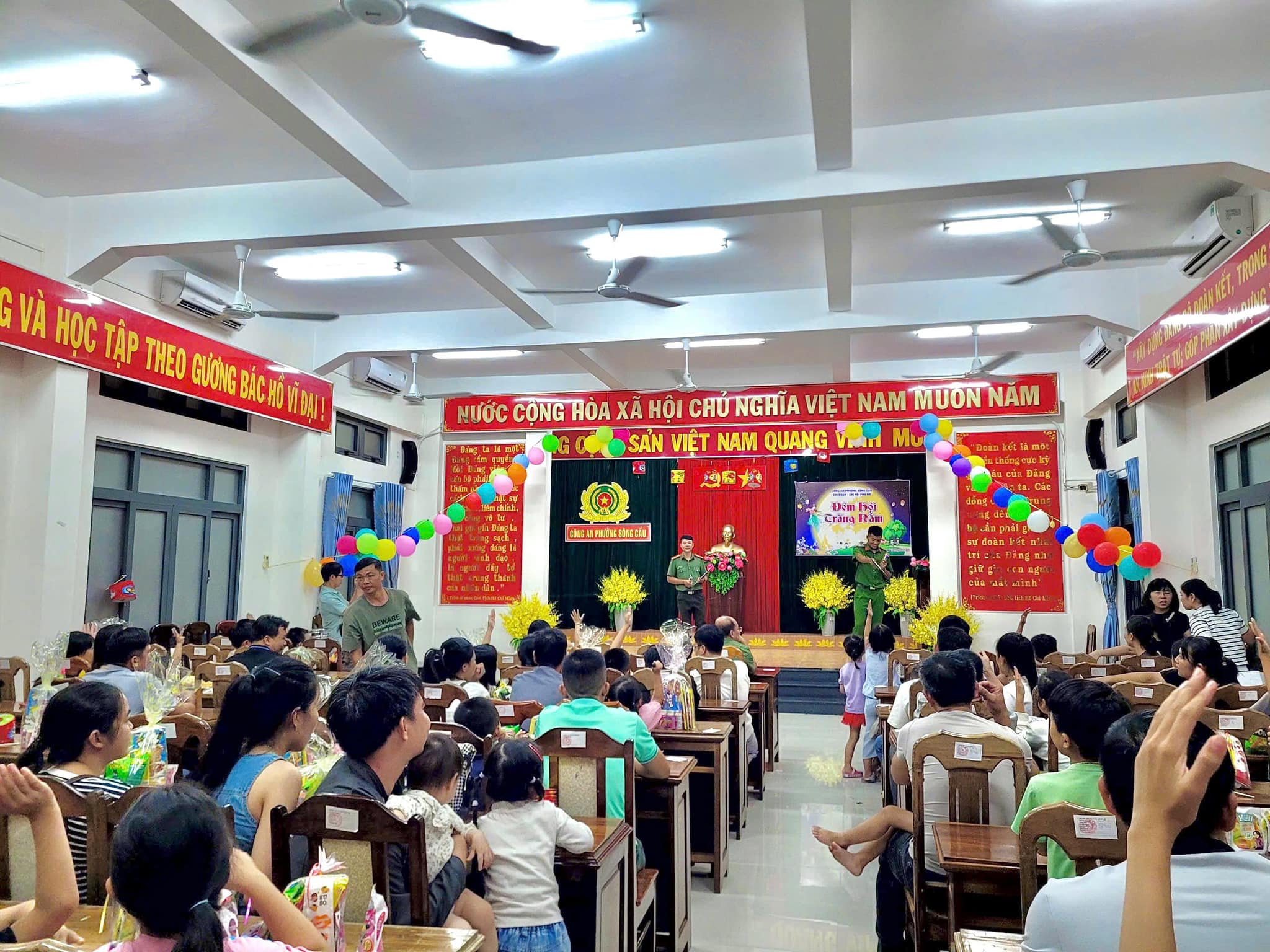 Công an phường Sông Cầu tổ chức Đêm hội trăng rằm năm 2025