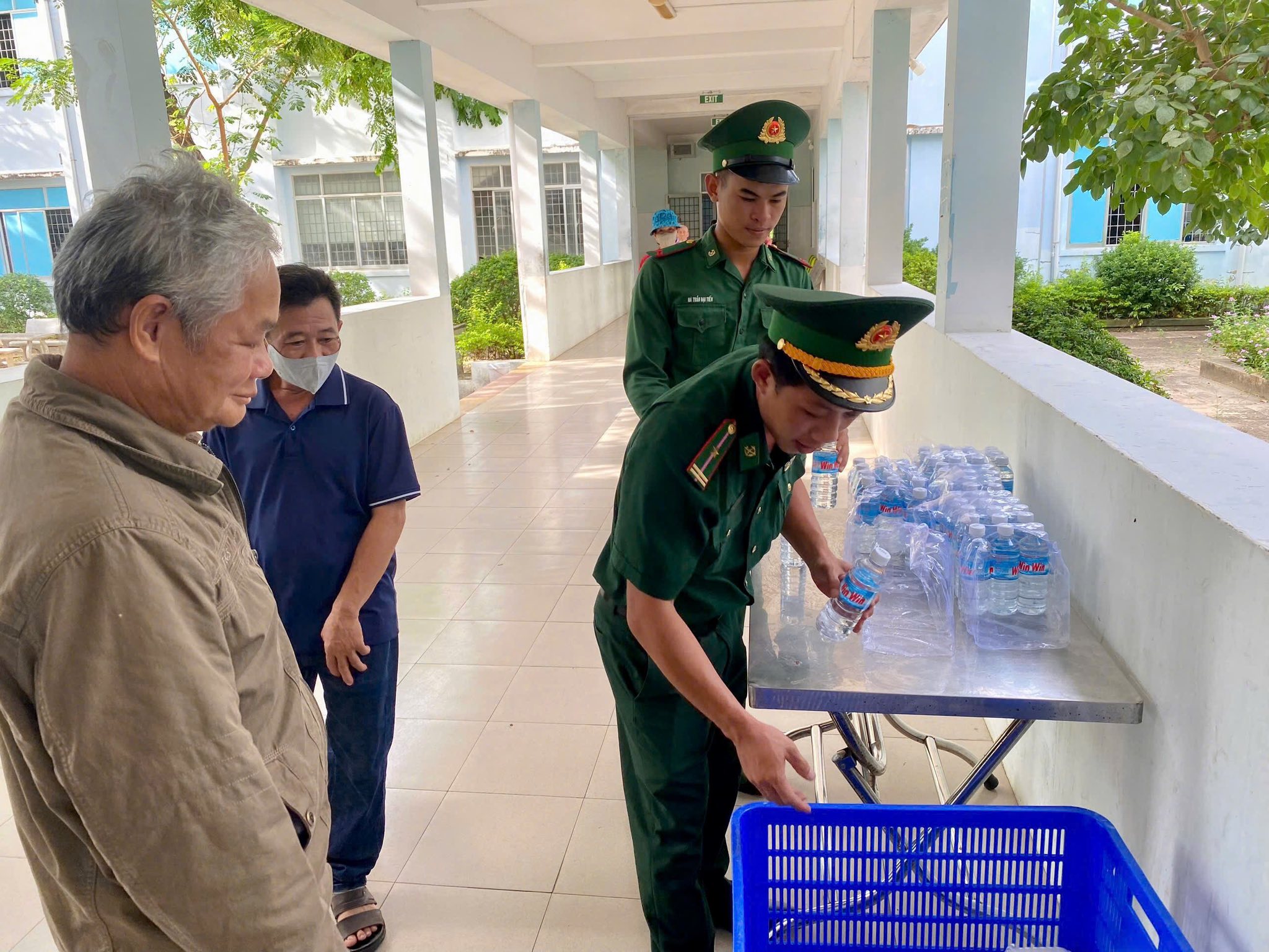 Nấu và phát miễn phí 350 suất ăn cho các bệnh nhân tại Trung tâm y tế Sông Cầu, người lao động có hoàn cảnh khó khăn, người già neo đơn trên địa bàn