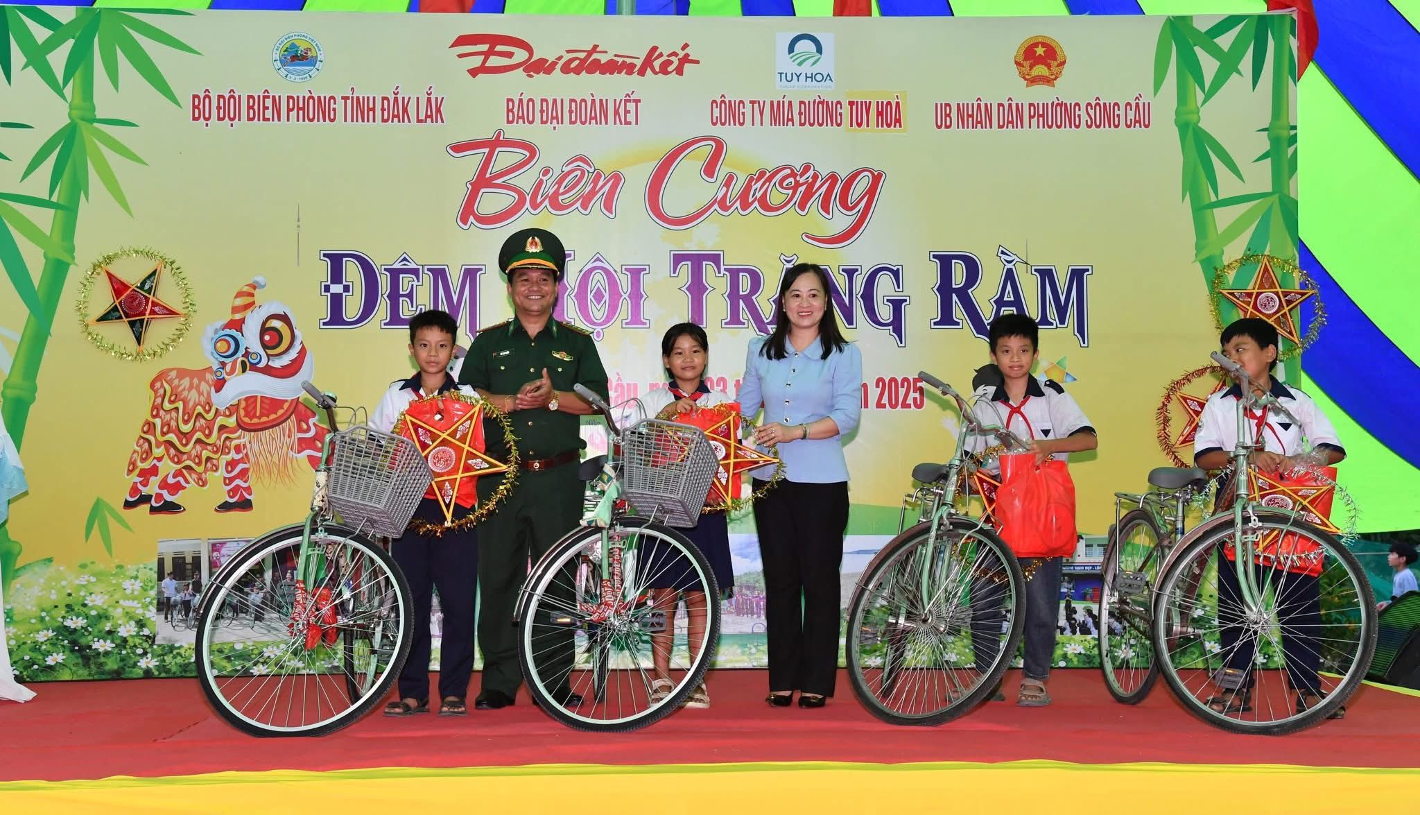 Bộ đội Biên phòng tỉnh tổ chức chương trình Biên cương đêm hội trăng rằm tại Tổ dân phố Dân Phú 2, phường Sông Cầu