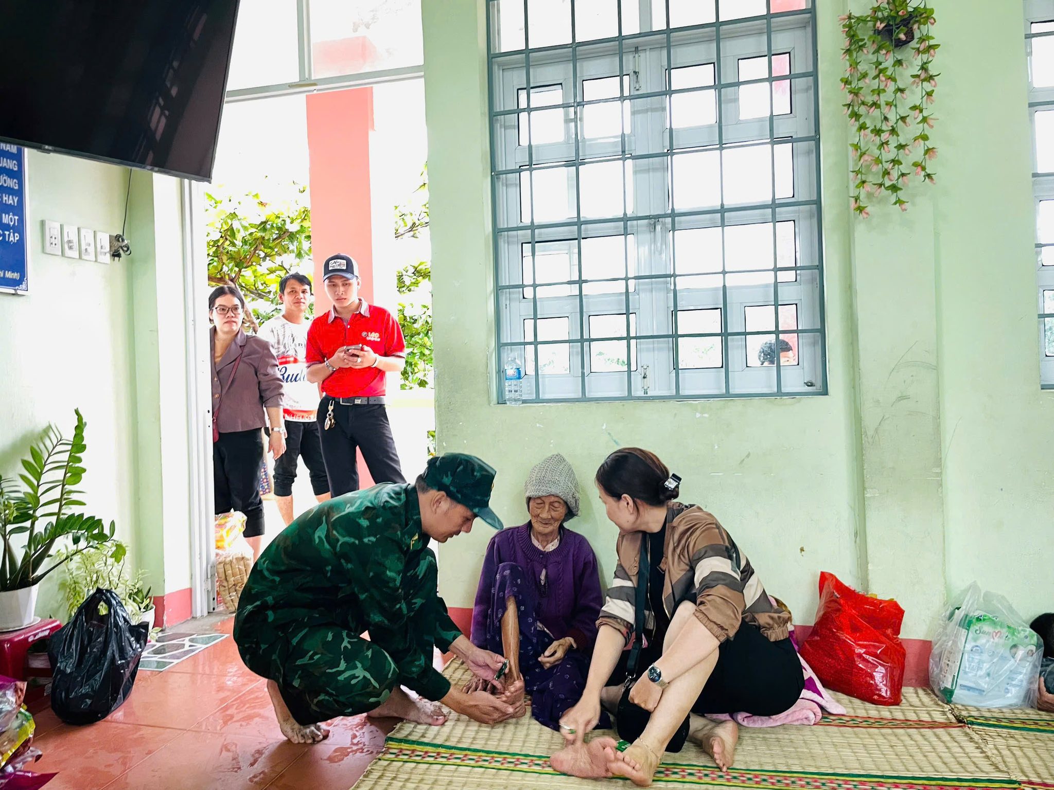 Hỗ trợ lương thực cho người dân di dời tránh trú bão số 13