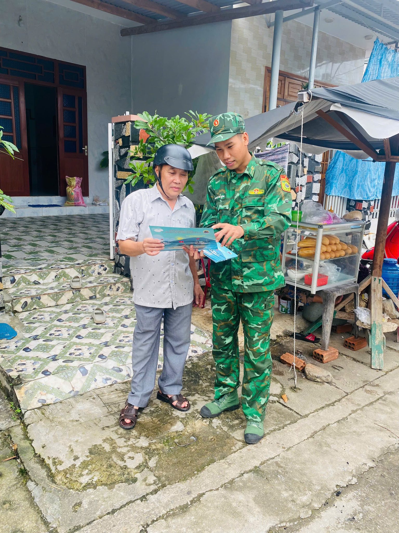 Đồn Biên phòng Xuân Đài kêu gọi ngư dân rời tàu thuyền, lồng bè, nhanh chóng vào bờ tránh cơn bão Kalmaegi