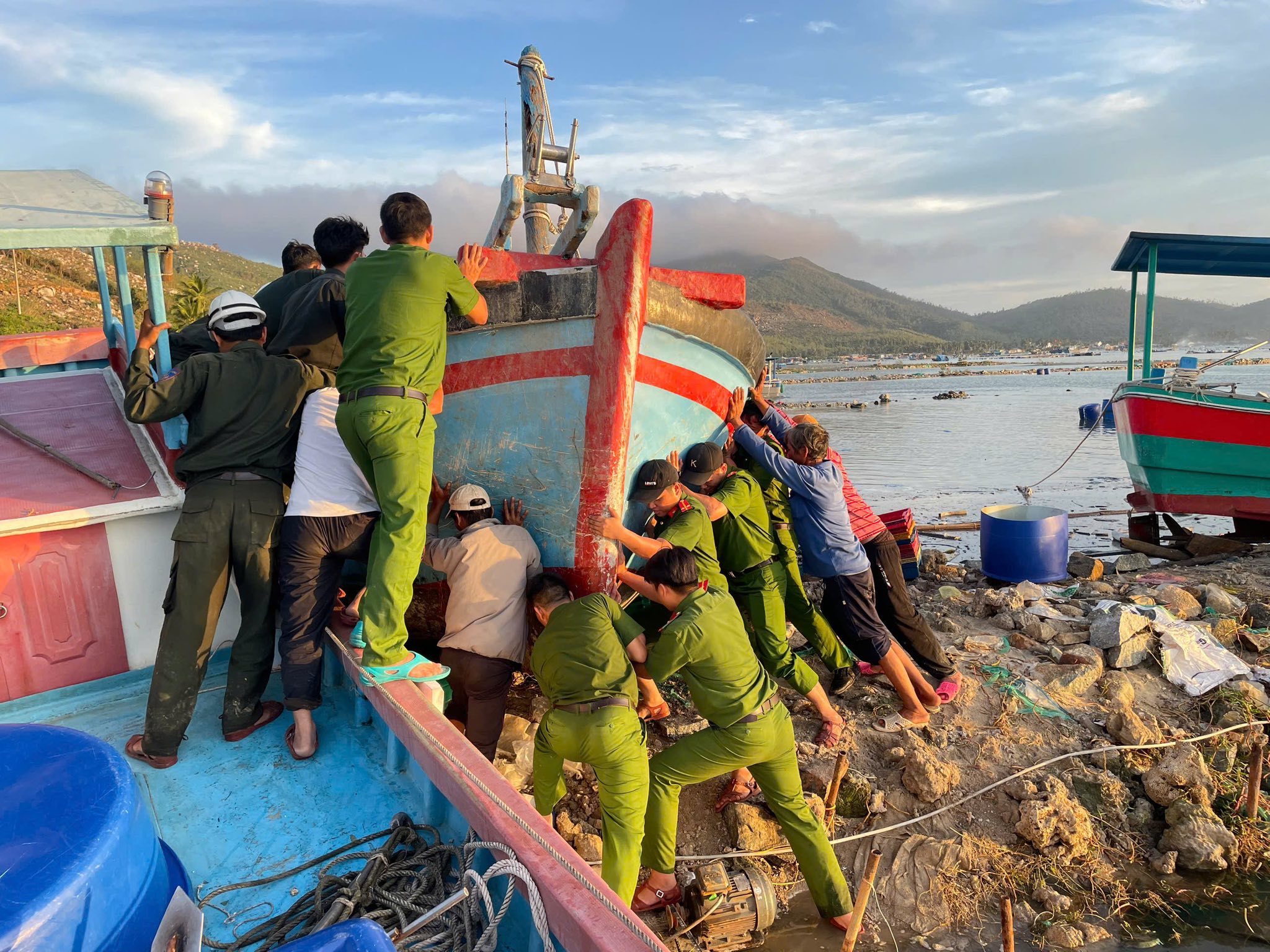 Công an phường Sông Cầu tiếp tục tập trung lực lượng hỗ trợ người dân khắc phục hậu quả cơn bão số 13
