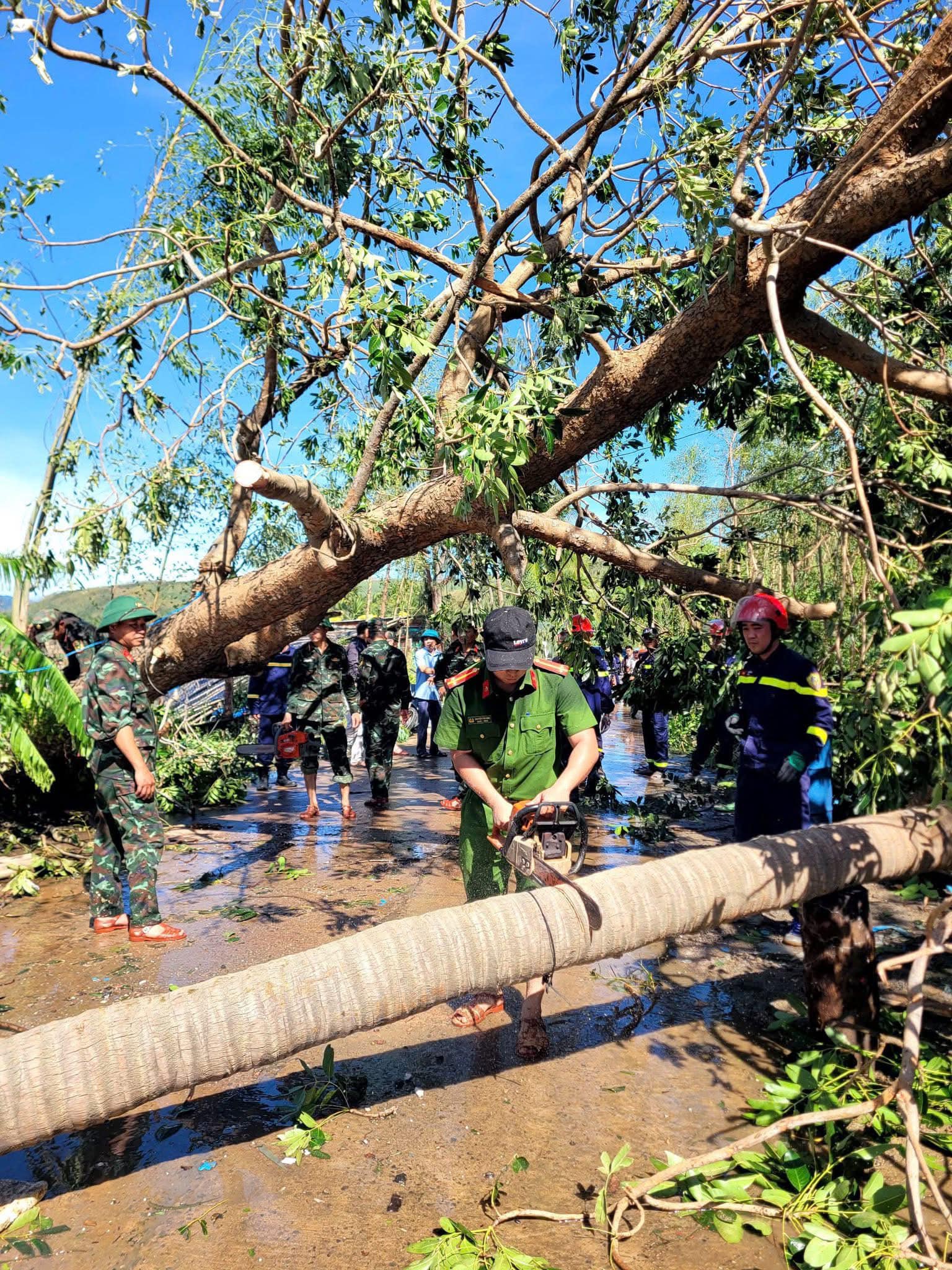 Công an phường Sông Cầu khẩn trương khắc phục hậu quả cơn bão số 13