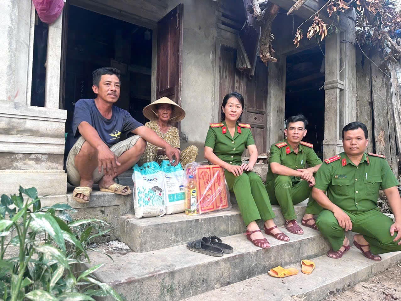 Công an phường Sông Cầu chia sẻ khó khăn với các hộ dân bị thiệt hại sau bão số 13