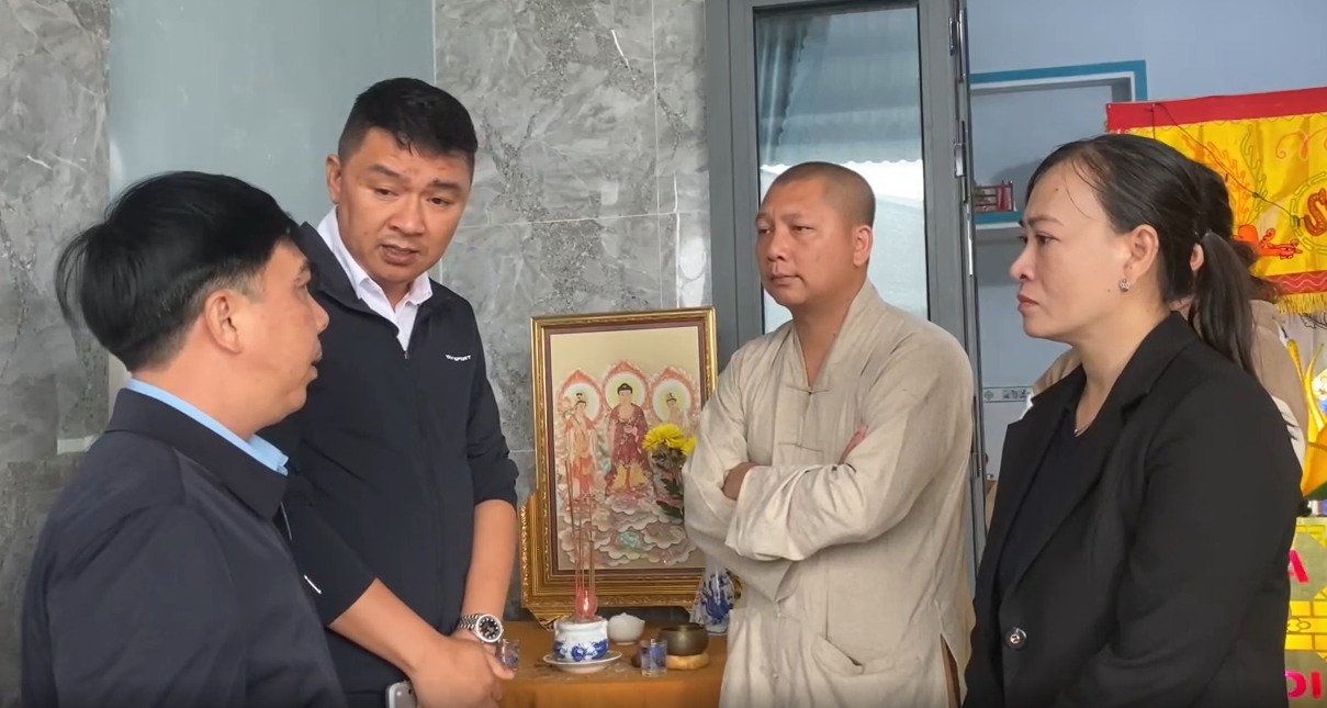 lãnh đạo phường Sông Cầu đã đến thăm hỏi, động viên gia đình nạn nhân tử vong do sạt lở, sập nhà