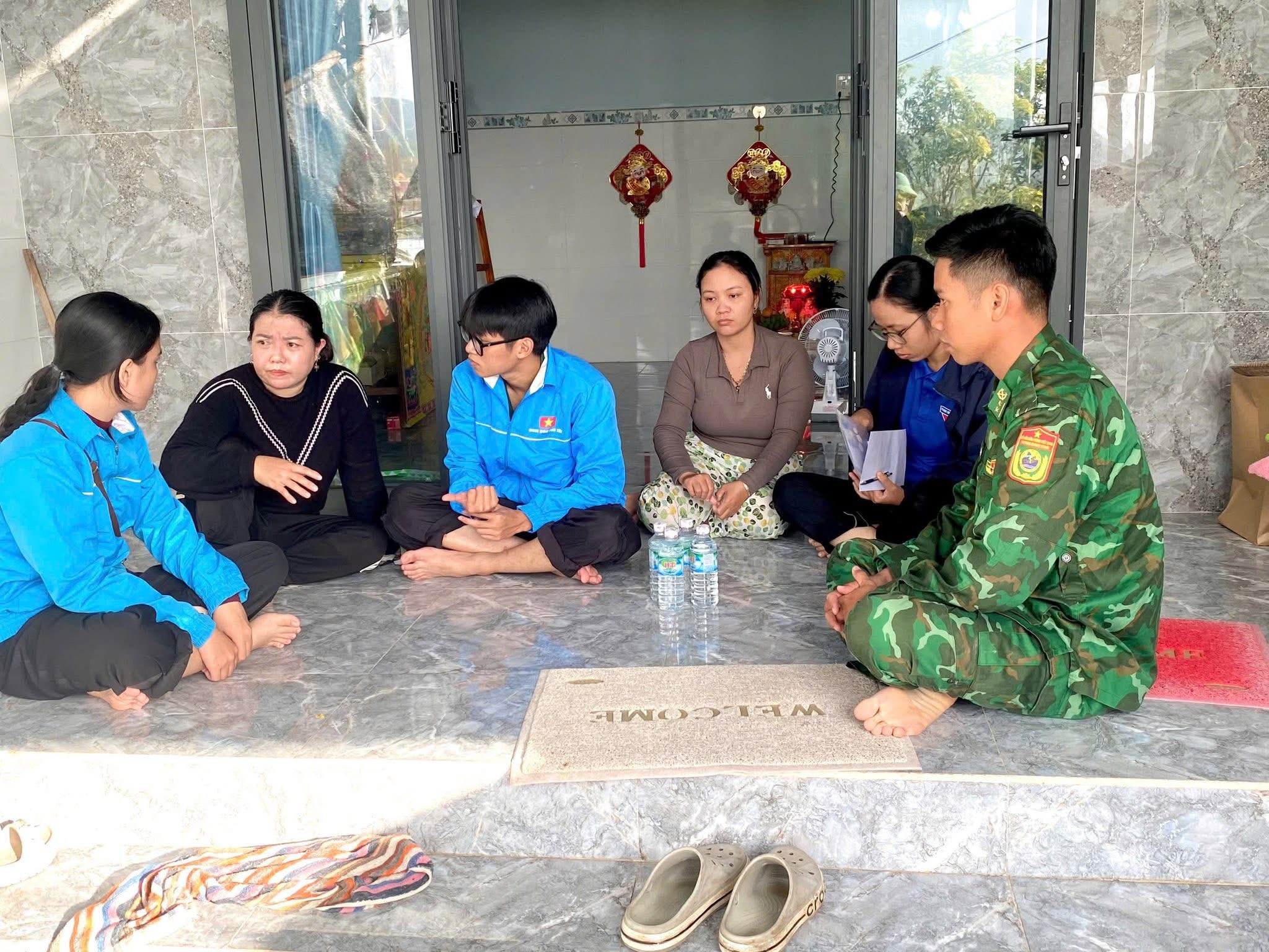 Thăm hỏi, động viên và trao tặng tiền hỗ trợ cho gia đình có nạn nhân bị thiệt mạng do thiên tai, mưa lũ