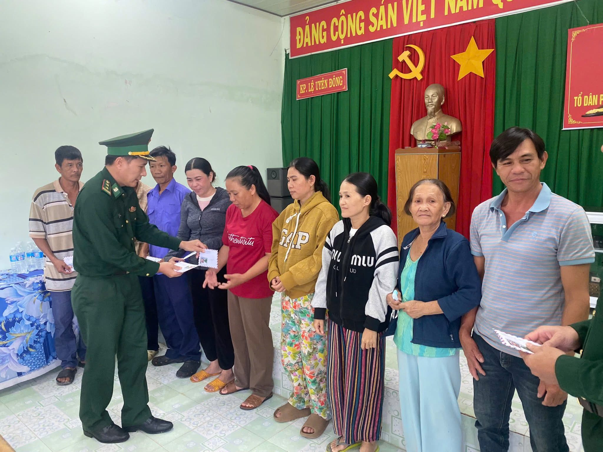 Đồn Biên phòng Xuân Đài trao tặng 10 suất quà cho bà con nhân dân bị thiệt hại do thiên tai, mưa lũ