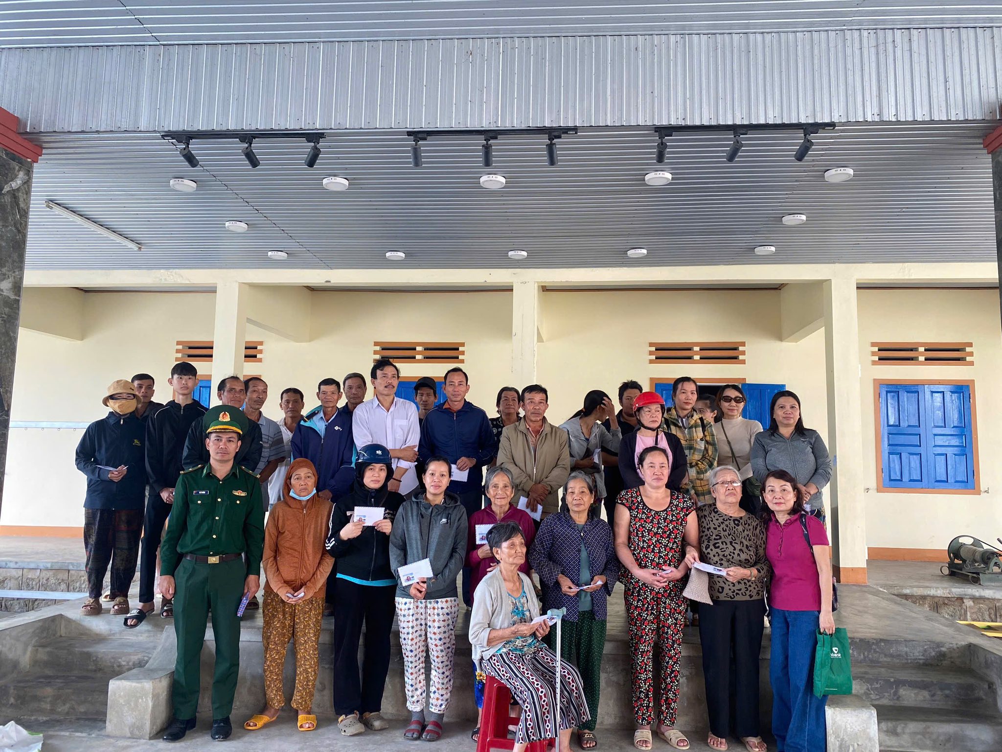 Trao quà hỗ trợ cho người nuôi trồng thủy sản bị thiệt hại do mưa lũ