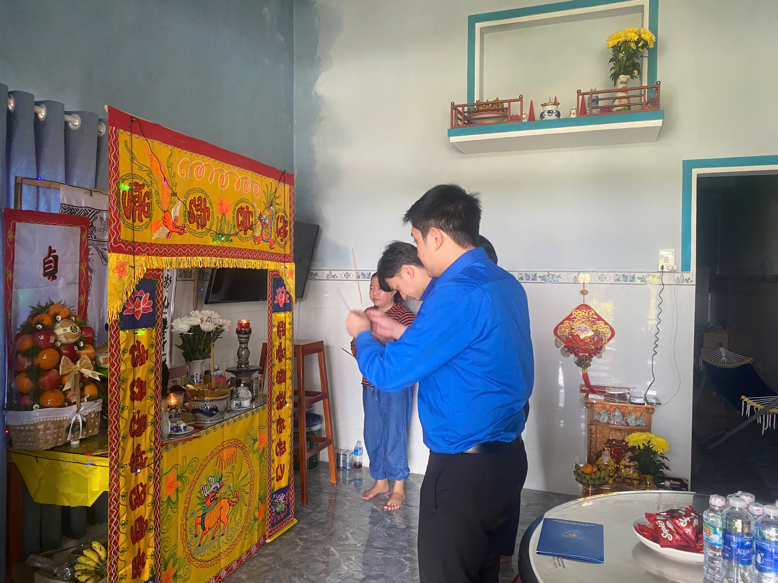 Trung ương Đoàn, Tỉnh đoàn Đắk Lắk trao quà cho người dân vùng lũ