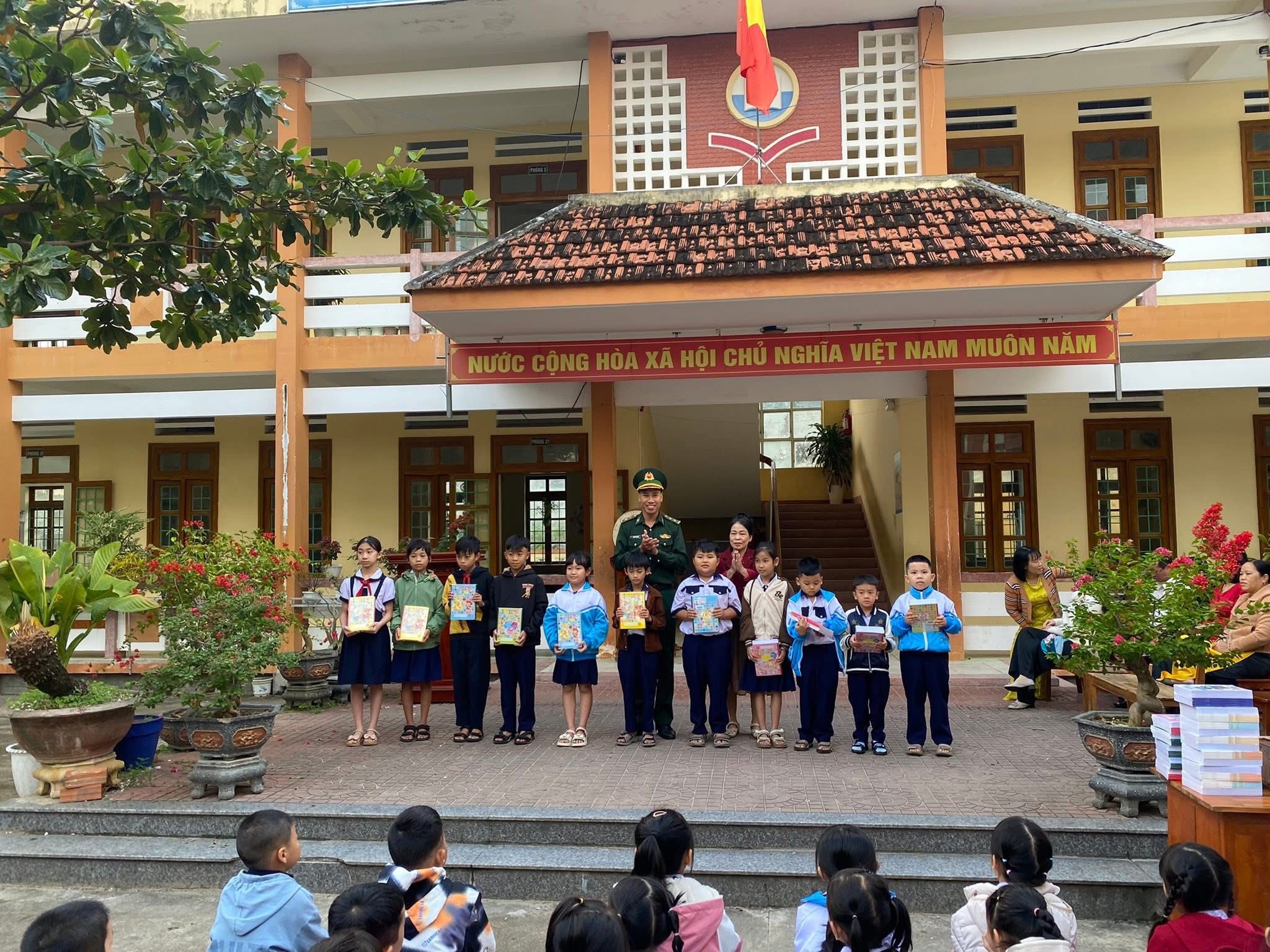 Trao tặng sách vở, đồ dùng học tập và quần áo đi học cho các em học sinh bị thiệt hại do mưa lũ