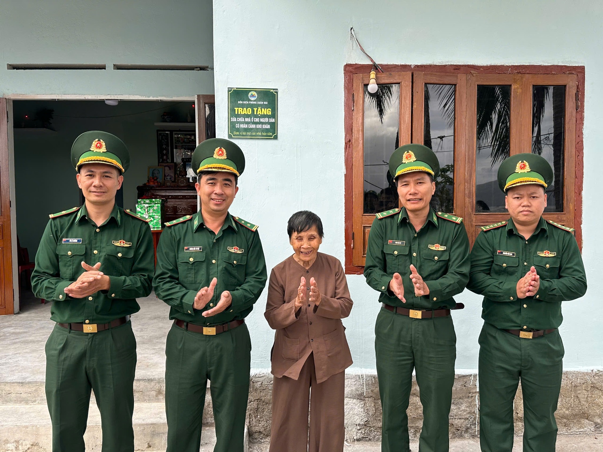 Bàn giao nhà ở sau sửa chữa cho gia đình có hoàn cảnh khó khăn