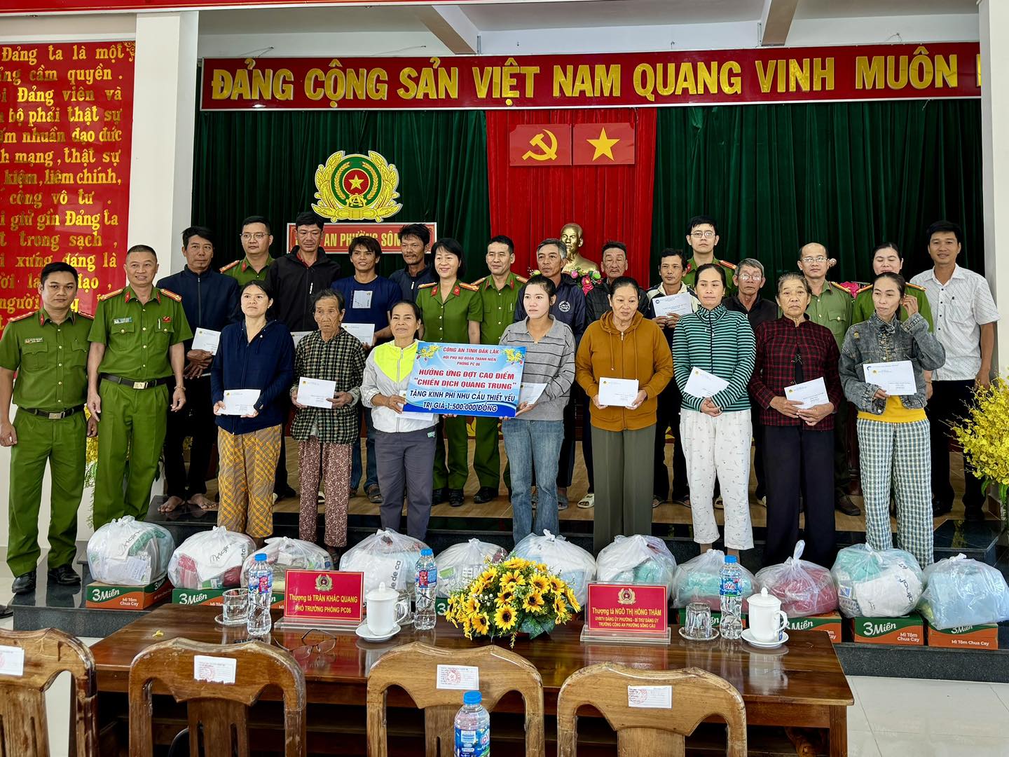 Thăm hỏi, tặng quà Tết cho 16 hộ dân có nhà bị sập hoàn toàn do ảnh hưởng của bão số 13 trên địa bàn phường