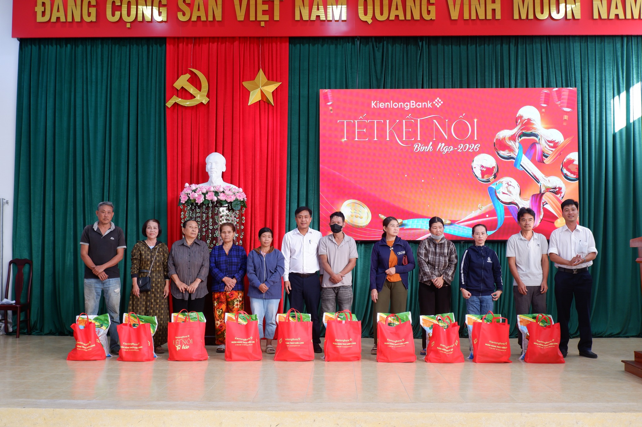 Ngân hàng Thương mại cổ phần Kiên Long trao quà Tết cho hộ gia đình có hoàn cảnh khó khăn