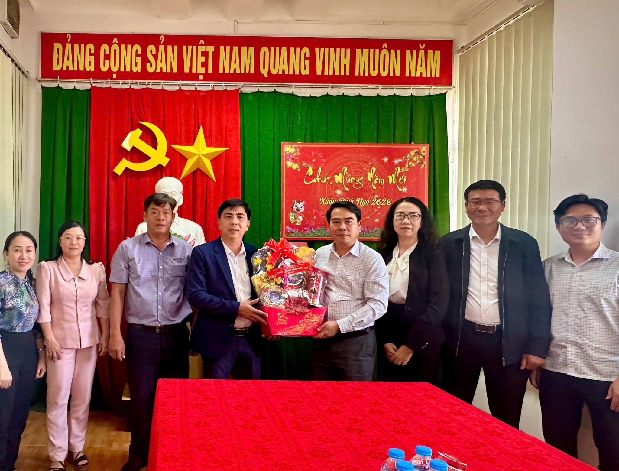 Đoàn công tác phường Xuân Đài thăm, chúc Tết phường Sông Cầu