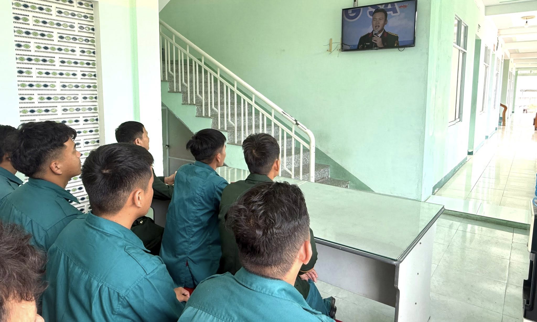 Ban Chỉ huy Quân sự phường Sông Cầu tổ chức cho cán bộ, chiến sĩ xem Chương trình “Đường Xuân Đất Việt 2026 – Hội tụ" đầu Xuân Bính Ngọ 2026