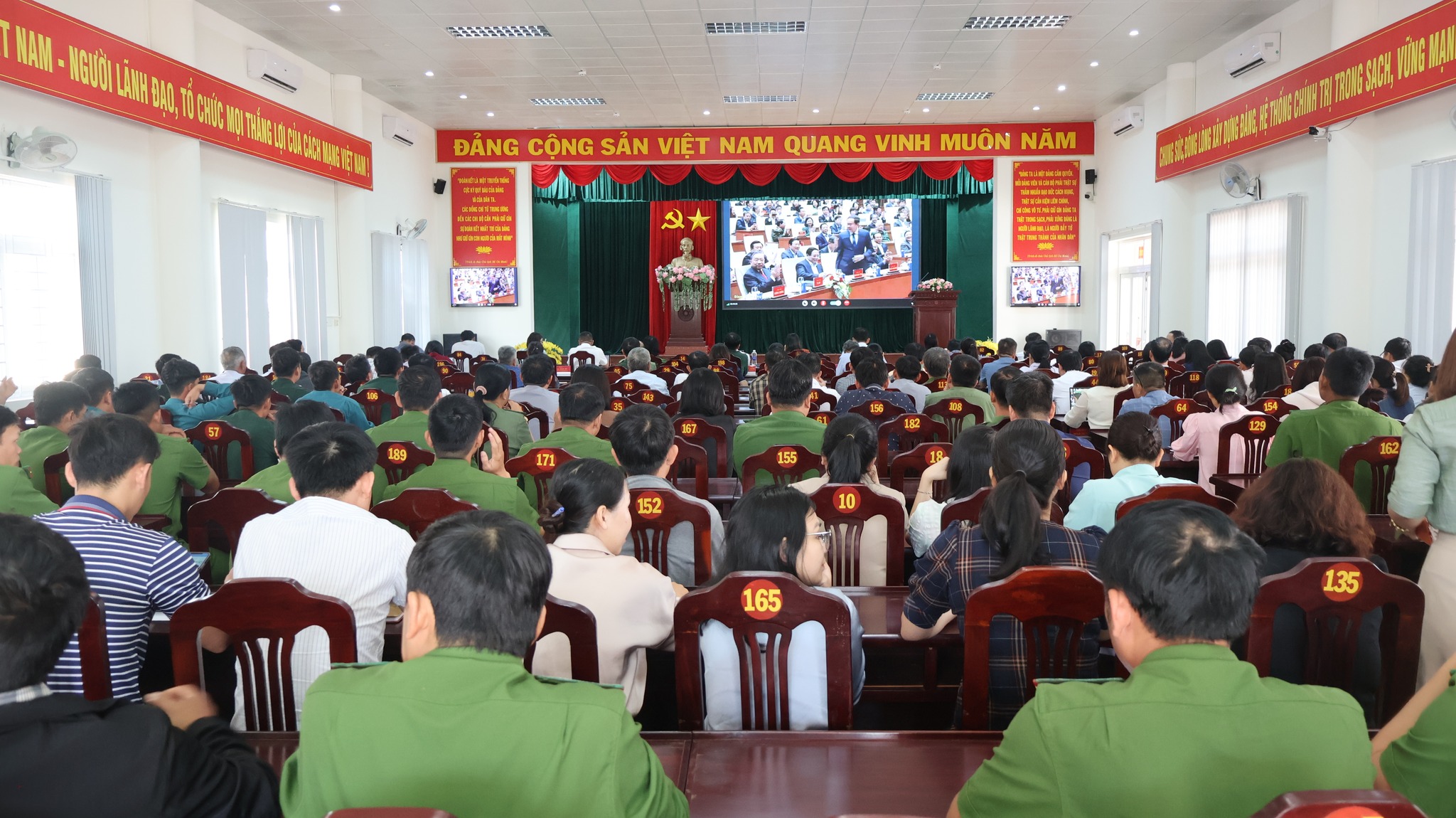 Nghiên cứu, học tập, quán triệt và triển khai thực hiện nghị quyết 79 về phát triển kinh tế Nhà nước và nghị quyết 80 về phát triển văn hóa Việt Nam của Bộ Chính trị