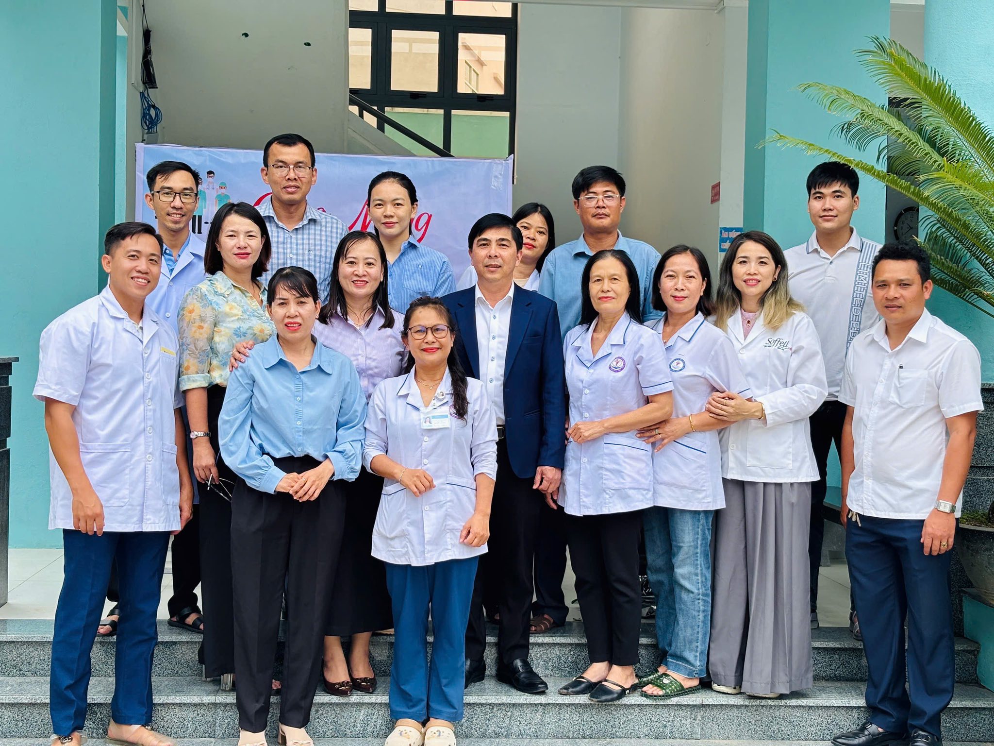 Thăm, chúc mừng và tặng quà động viên đội ngũ y, bác sĩ, nhân viên Trung tâm Y tế Sông Cầu, Trạm Y tế phường nhân kỉ niệm 71 năm Ngày Thầy thuốc Việt Nam