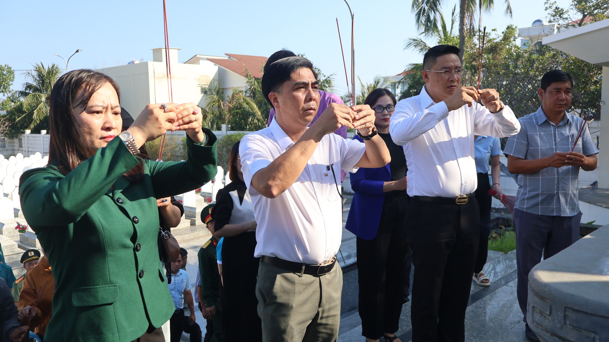 Thanh niên phường Sông Cầu tham gia viếng nghĩa trang liệt sĩ trước ngày giao quân