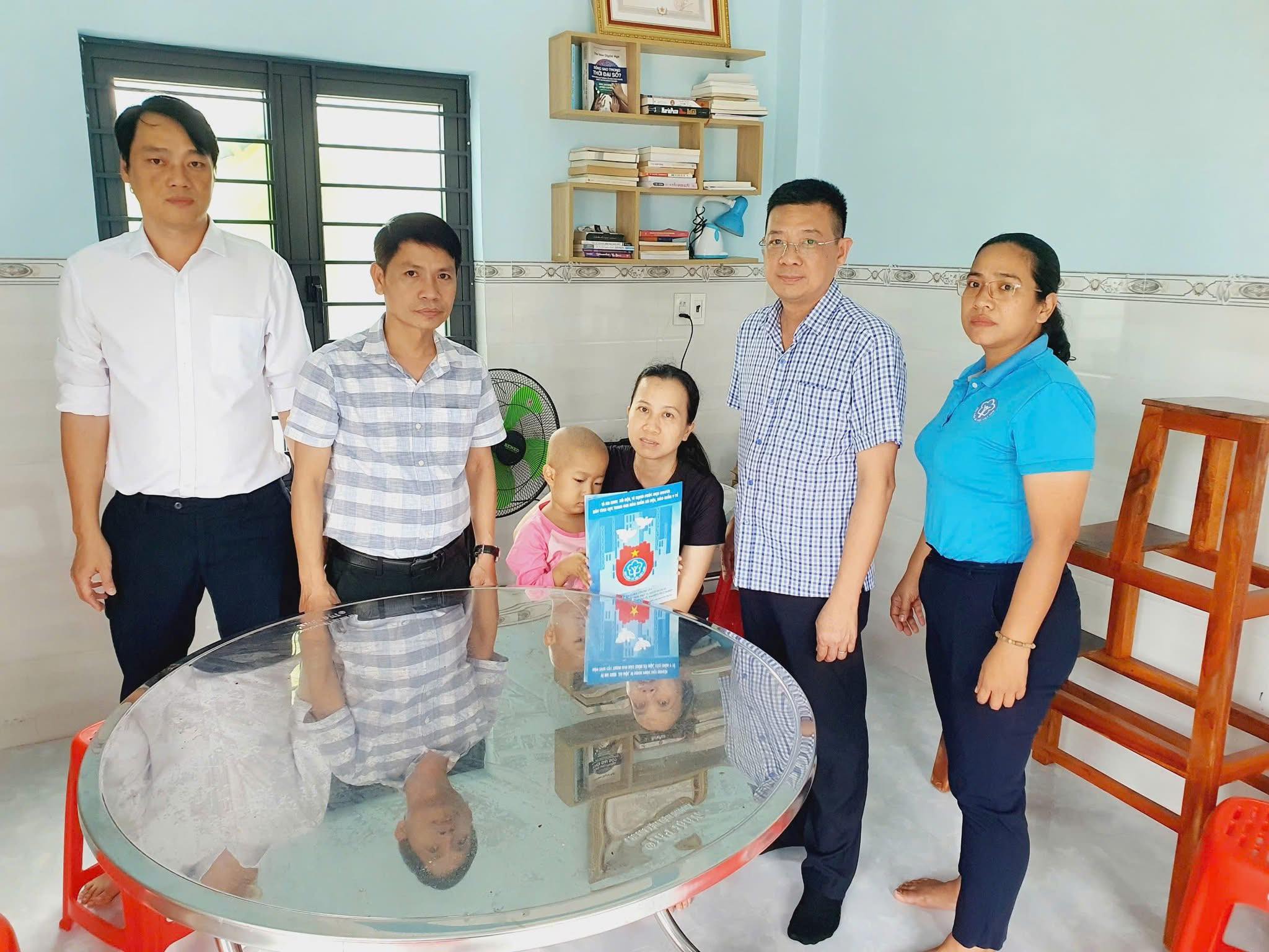 Bảo hiểm xã hội cơ sở Sông Cầu thăm hỏi, động viên học sinh mắc bệnh hiểm nghèo