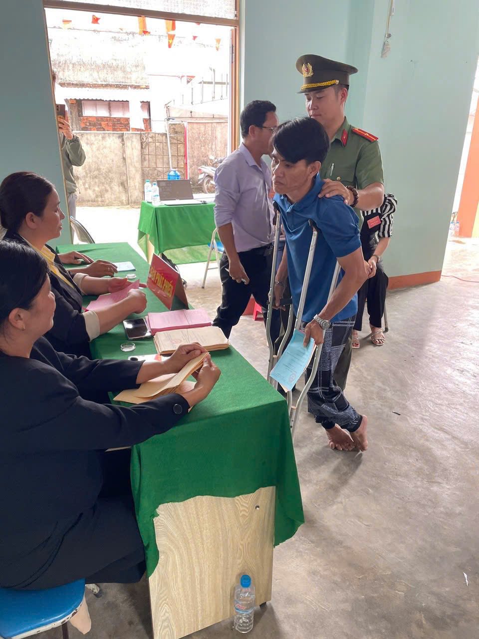 Tuổi trẻ Công an phường Sông Cầu phấn khởi đồng hành cùng cử tri trong Ngày hội non sông