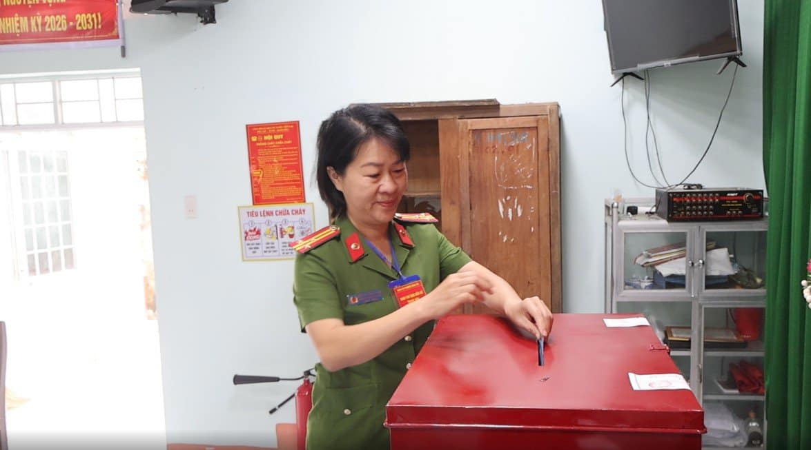 Lực lượng Công an phường Sông Cầu đã tham gia bỏ những lá phiếu đầu tiên tại khu vực bỏ phiếu số 2, phường Sông Cầu