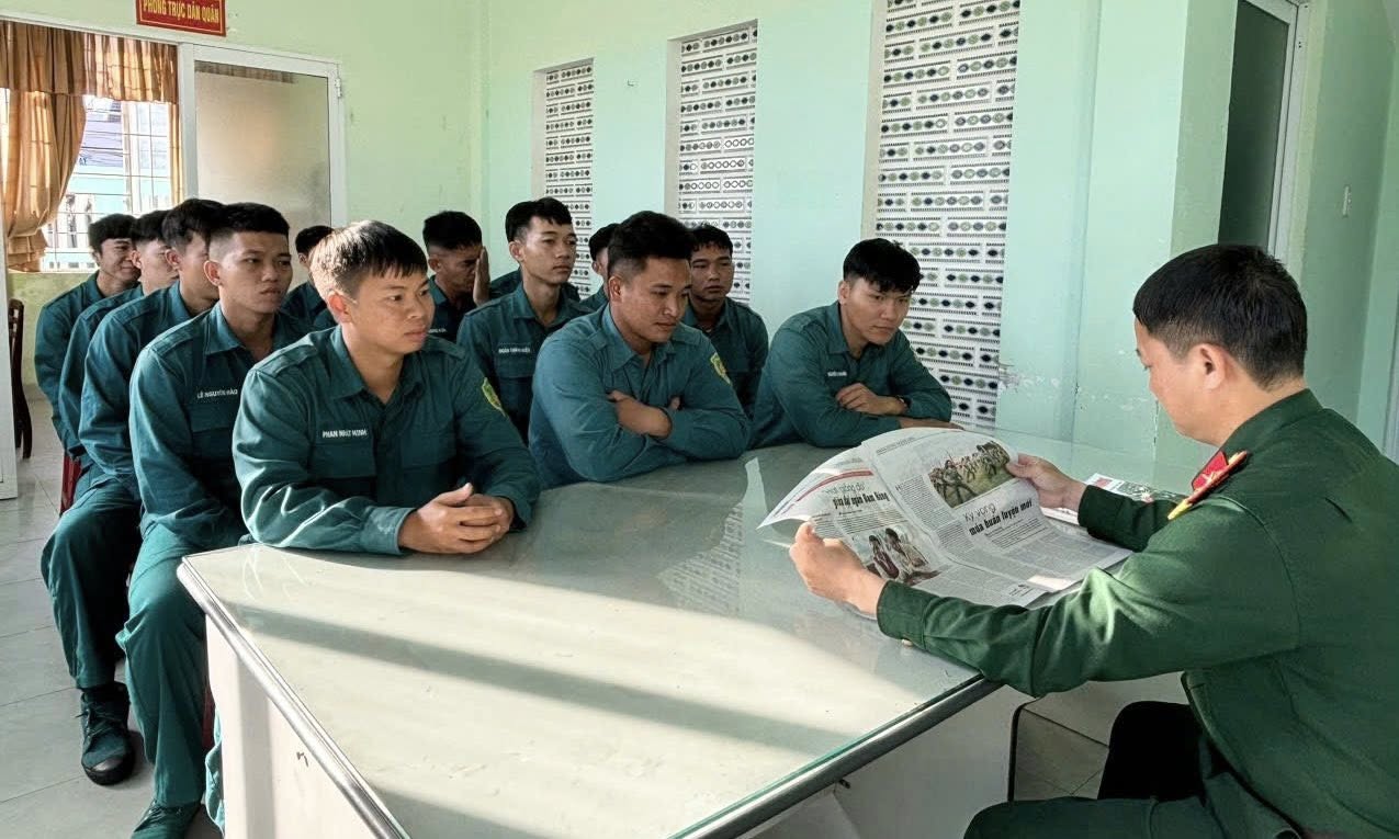 Ban Chỉ huy quân sự phường Sông Cầu duy trì nền nếp đọc báo tại đơn vị