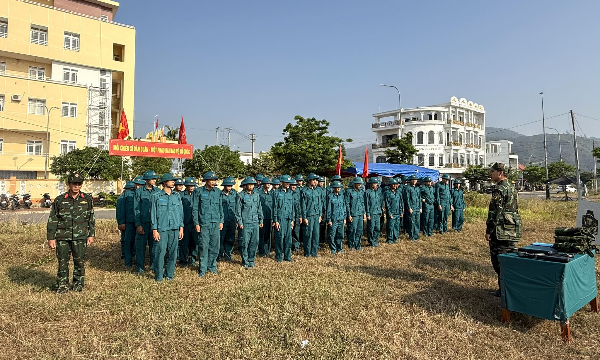 Ban CHQS phường Sông Cầu tổ chức huấn luyện ngoài thao trường cho dân quân năm thứ nhất