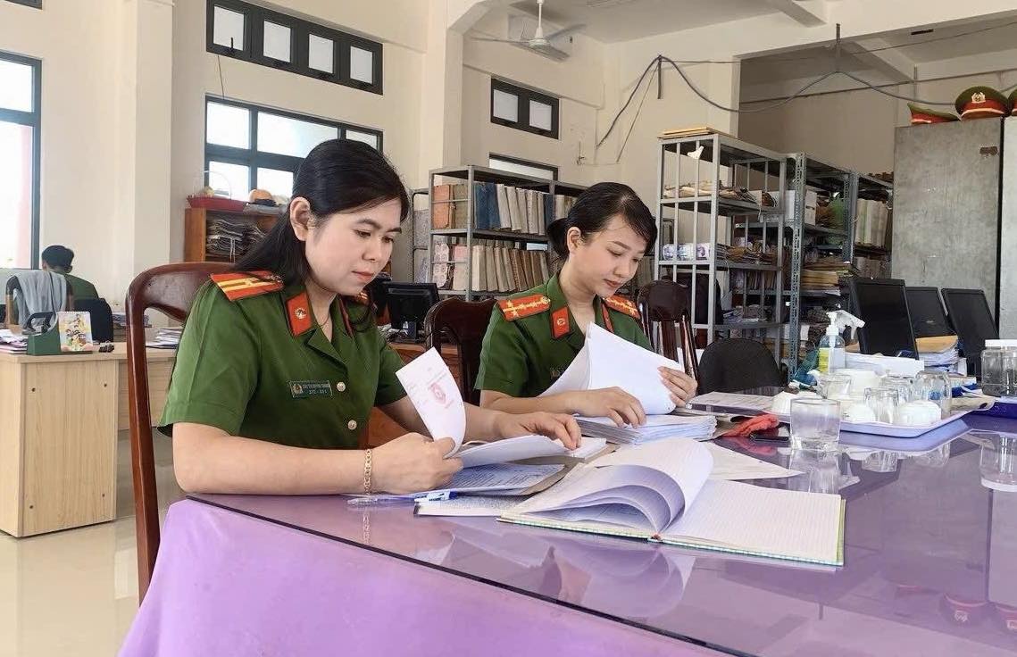 Công an phường Sông Cầu tập trung rà soát, thống kê đối với các trường hợp không có dữ liệu dân cư