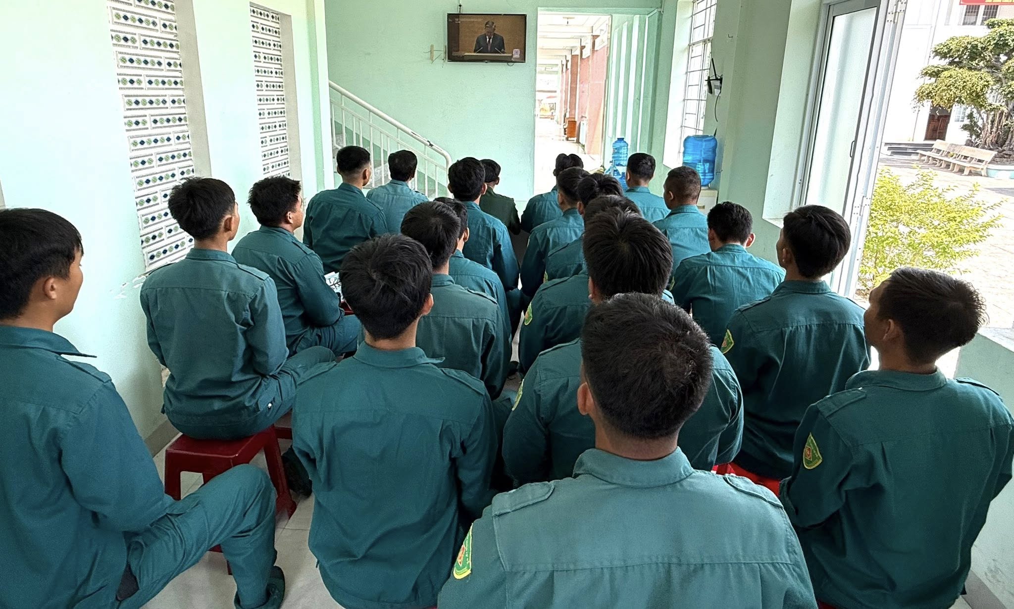 Cán bộ, chiến sĩ Ban CHQS phường Sông Cầu tham gia Hội nghị toàn quốc nghiên cứu, học tập, quán triệt và triển khai thực hiện Nghị quyết Hội nghị lần thứ hai Ban Chấp hành Trung ương Đảng khóa XIV