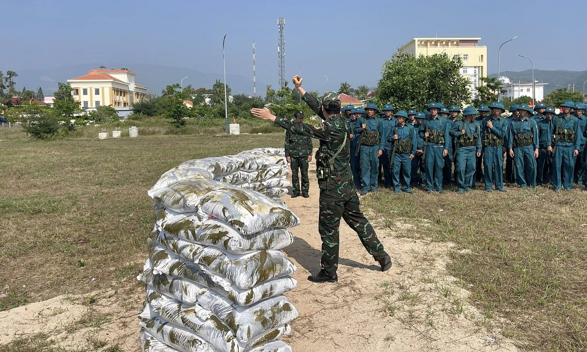 Ban CHQS phường Sông Cầu huấn luyện nội dung ném lựu đạn LĐ-01 cho lực lượng dân quân năm thứ nhất
