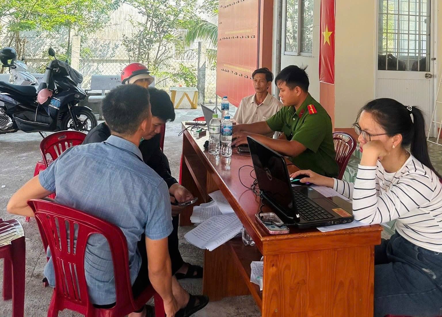 Sông Cầu: Hỗ trợ người dân kích hoạt tài khoản định danh điện tử