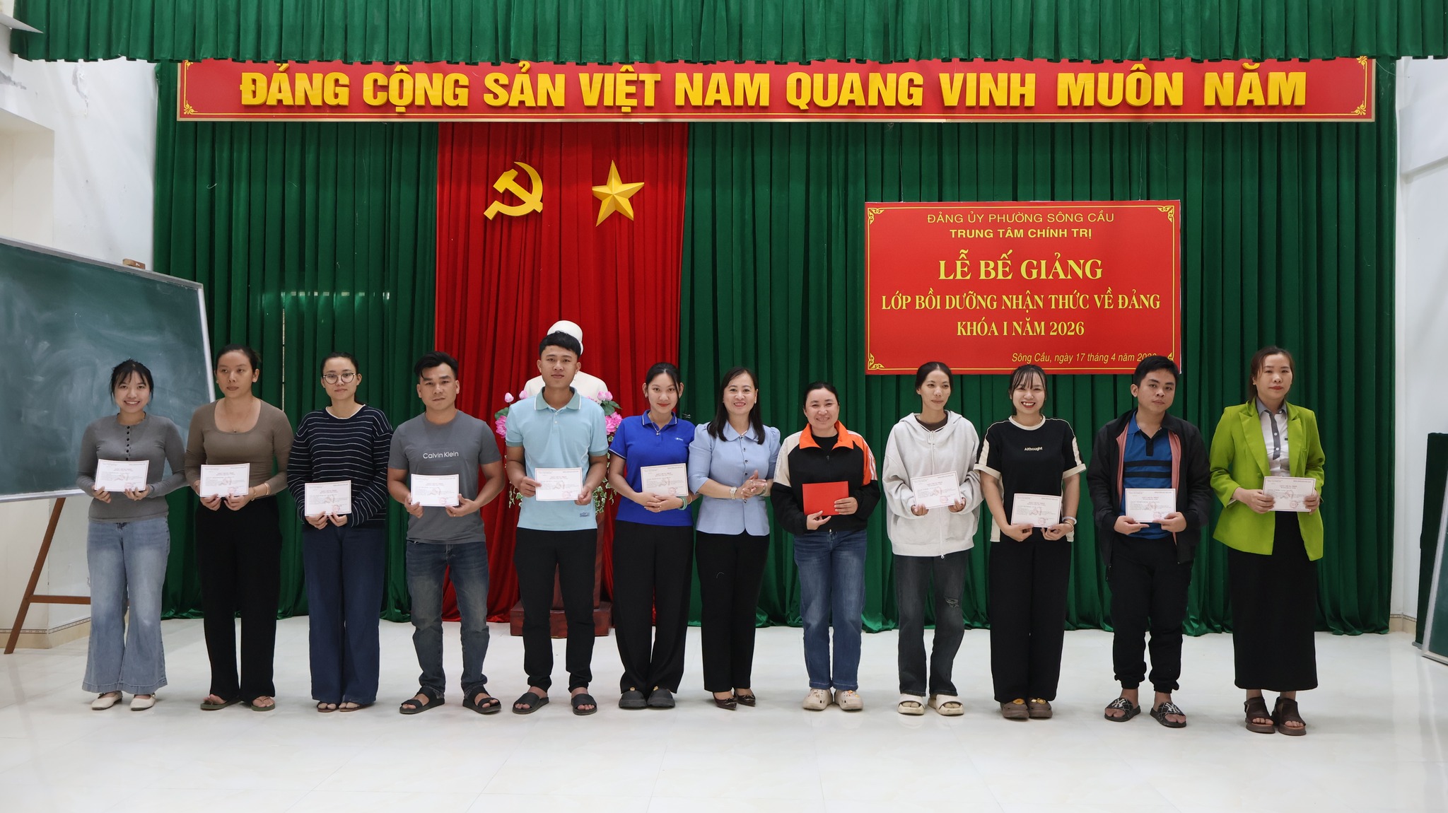 Trung tâm Chính trị Sông Cầu tổ chức bế giảng lớp bồi dưỡng nhận thức về Đảng khóa 1 năm 2026