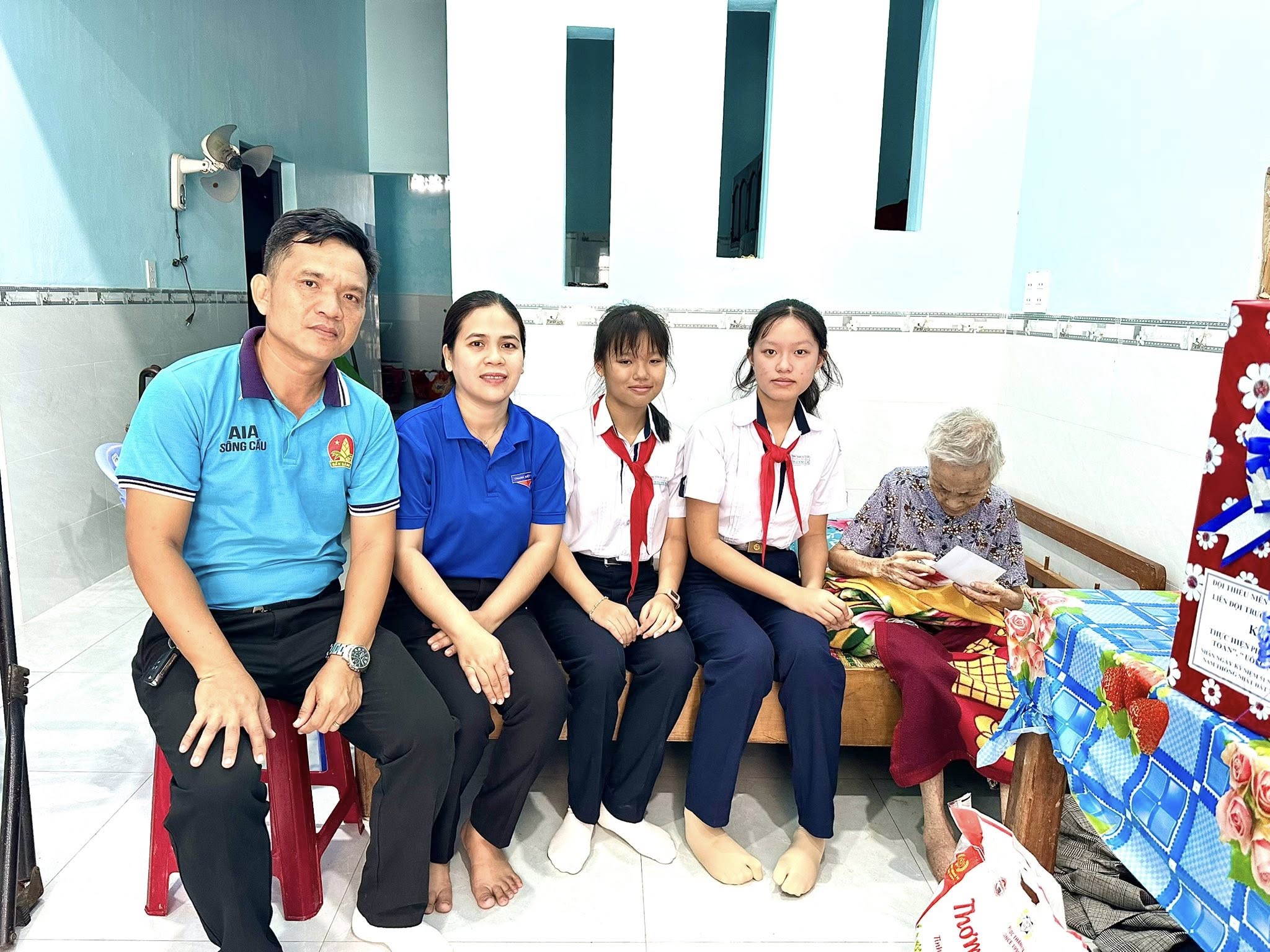 Thăm và tặng quà cho các gia đình thương binh liệt sĩ, gia đình có công với Cách mạng, gia đình nạn nhân nhiễm chất độc hoá học nhân kỷ niệm 51 năm ngày giải phóng miền Nam thống nhất đất nước