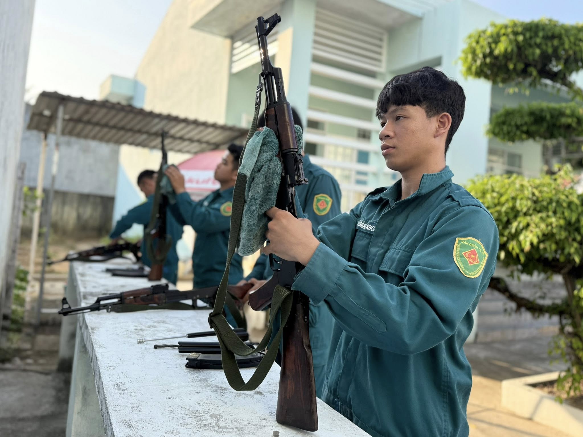 Ban Chỉ huy Quân sự phường Sông Cầu duy trì thực hiện công tác bảo quản, bảo dưỡng vũ khí, trang bị kỹ thuật theo quy định