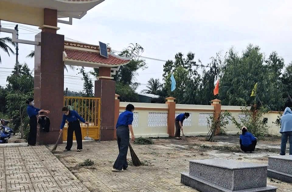 Đoàn phường Sông Cầu đồng loạt ra quân tổng dọn vệ sinh tại Nghĩa trang liệt sĩ, nhà bia tưởng niệm trên địa bàn phường