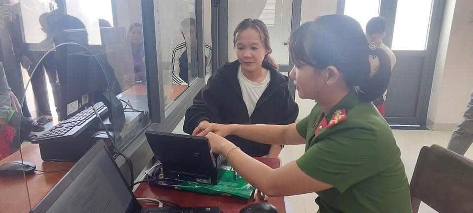 Công an phường Sông Cầu tiếp nhận hồ sơ làm căn cước xuyên kỳ nghỉ lễ 30/4 và 1/5 để phục vụ người dân