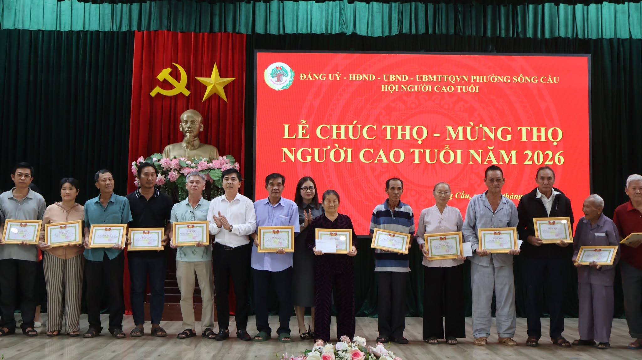 Phường Sông Cầu tổ chức lễ chúc thọ, mừng thọ người cao tuổi nhân kỷ niệm 85 năm Ngày truyền thống Người cao tuổi Việt Nam