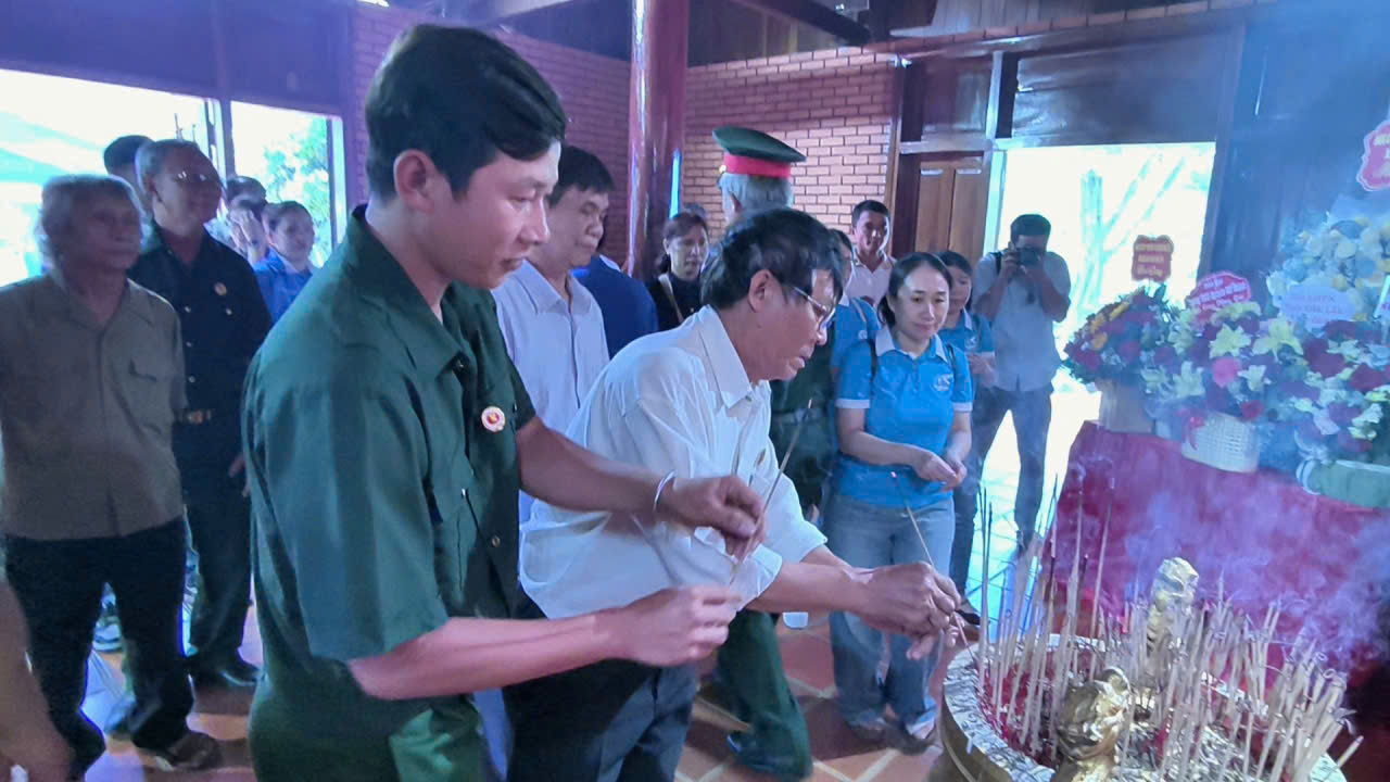 Hội Cựu chiến binh phường Sông Cầu tổ chức hành trình về nguồn tại Nhà thờ Bác Hồ, thôn Hòa Bình, xã Vân Hòa