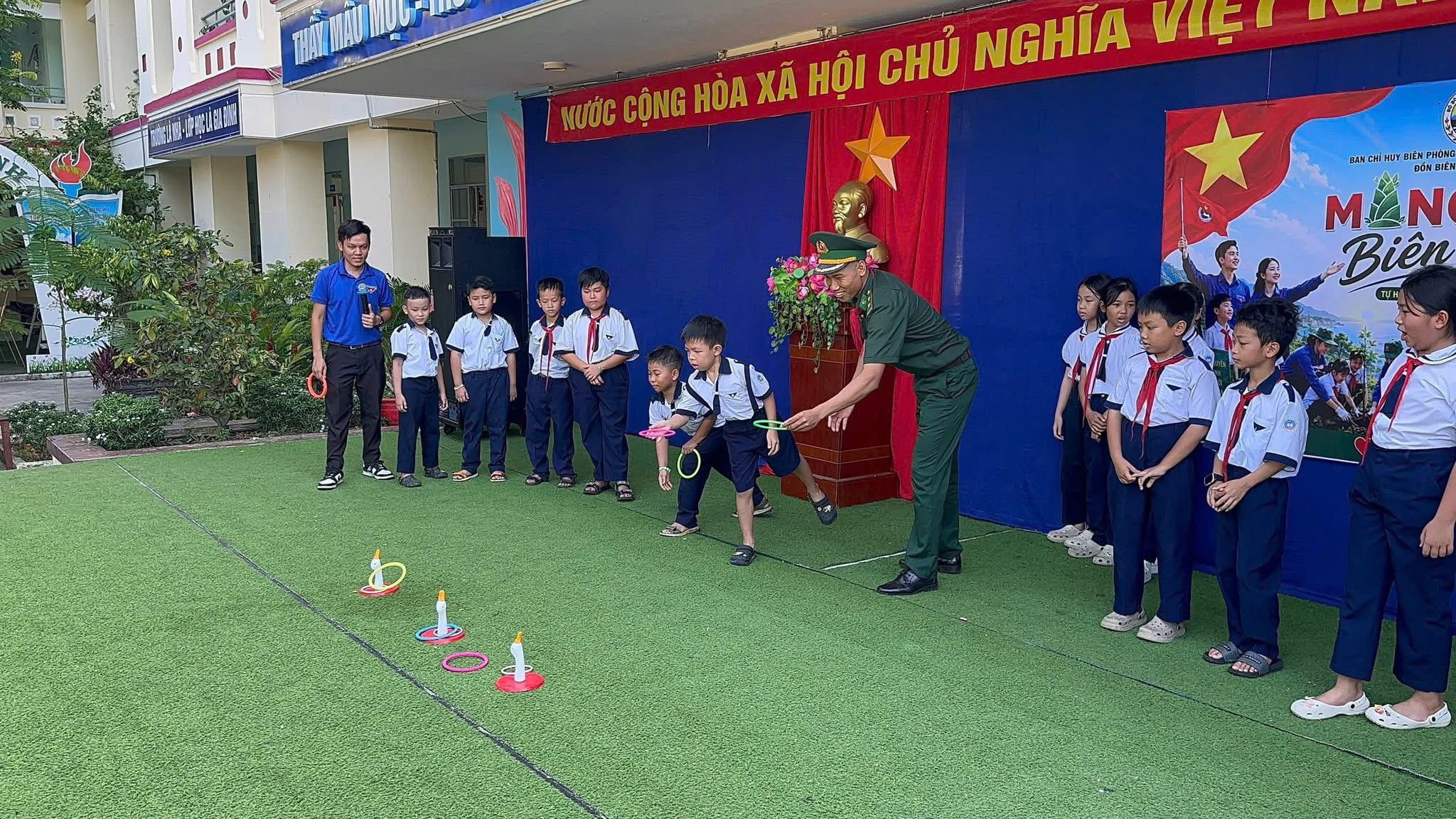 Đồn Biên phòng Xuân Đài tổ chức các hoạt động trong khuôn khổ chương trình "Măng non biên cương" tại trường TH Sông Cầu