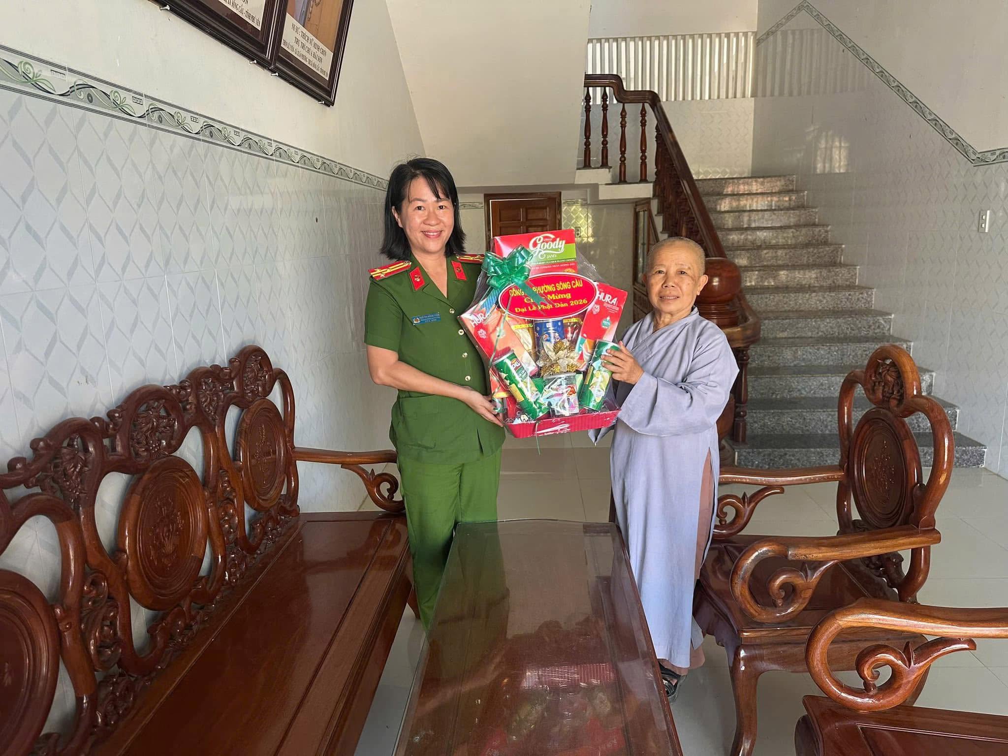 Công an phường Sông Cầu thăm, chúc mừng các cơ sở Phật giáo nhân Đại lễ Phật đản 2026